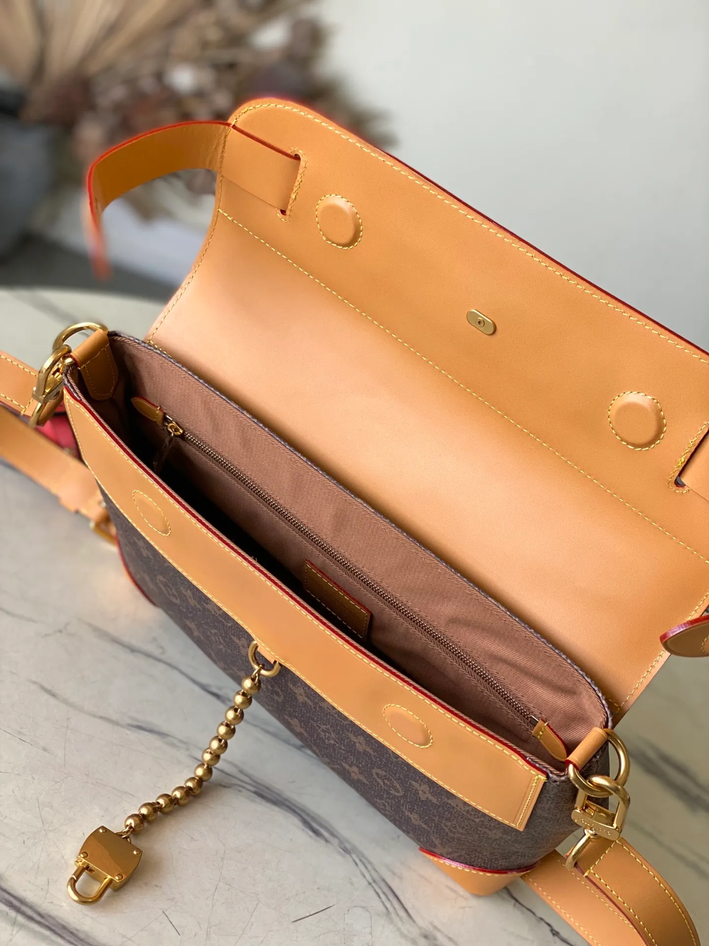 💰1360 Top Original M11533 This Steamer Crossbody handbag is made of Monogram Dust coated canvas with distressed cow leather trim, and is hung with a dazzling bead chain from a Louis Vuitton Marque Déposée inscribed padlock, showing the new Steamer series created by Pharrell Williams. 20 x 10 x 30 cm (height x width x length)