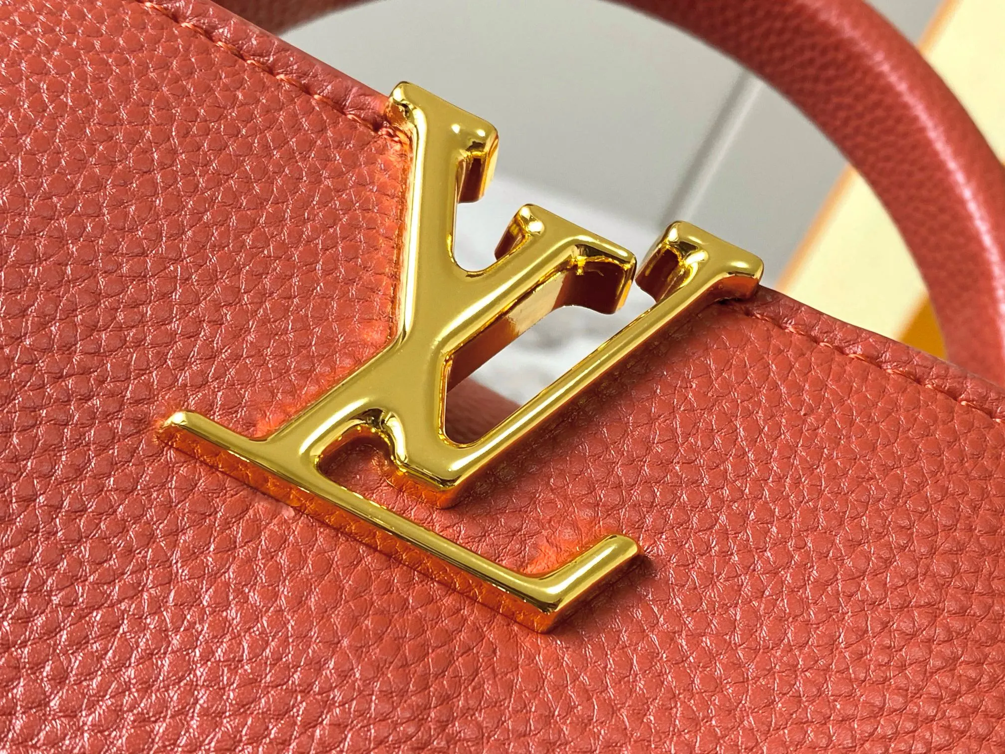 Top original P440 Guangzhou product 🇫🇷M12935 This Capucines mini handbag is from the Capucines Chain On You series. It is made of soft Taurillon cow leather and has ample space to store daily necessities such as short wallets, keys, and lipstick. The jewelry-style double-plated chain incorporates Monogram floral details and complements the round LV letters. The flip cover can be placed in or out. Size:21×14×8cm