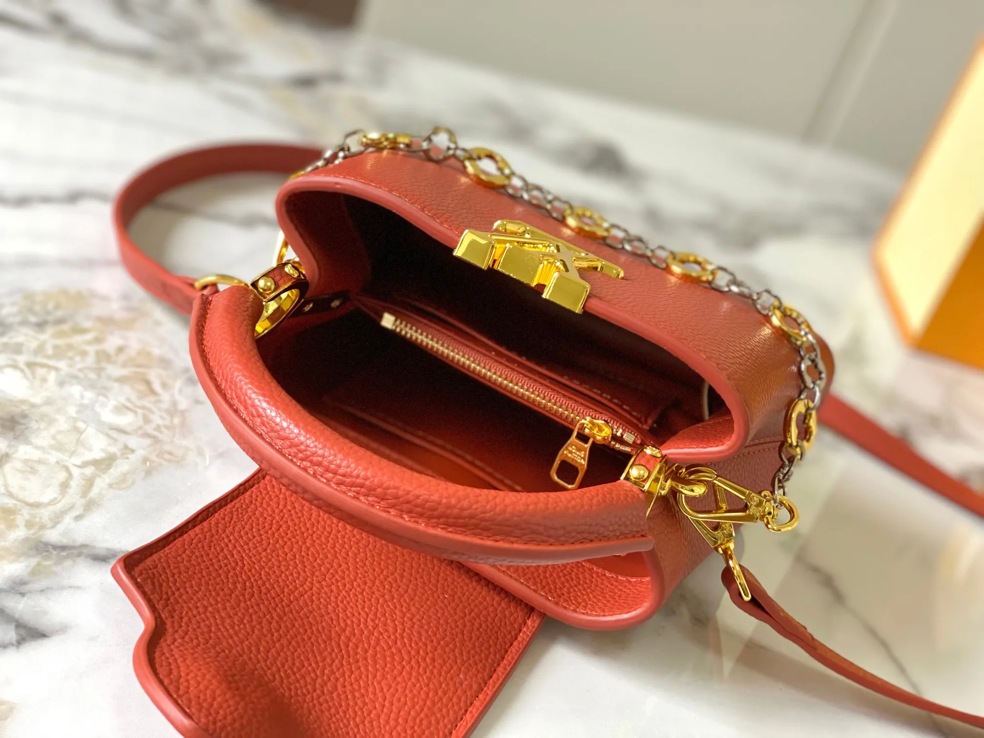 Top original P440 Guangzhou product 🇫🇷M12935 This Capucines mini handbag is from the Capucines Chain On You series. It is made of soft Taurillon cow leather and has ample space to store daily necessities such as short wallets, keys, and lipstick. The jewelry-style double-plated chain incorporates Monogram floral details and complements the round LV letters. The flip cover can be placed in or out. Size:21×14×8cm