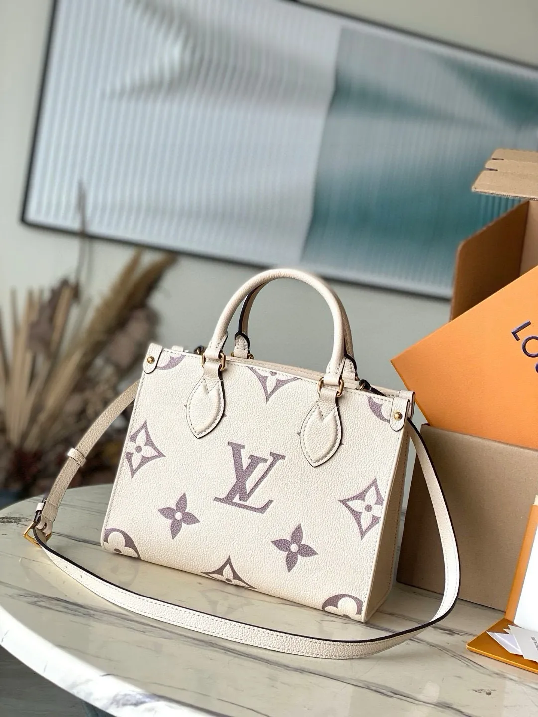 💰1040 (top layer leather) top original single transcoding chip first layer leather) top original single M45654 [ONTHEGO small handbag] Onthego small Tote bag draws inspiration from the classic Sac Plat handbag in 1968. It is made of Monogram Empreinte leather embossed with Giant Bicolor Monogram pattern to create a miniature version, which can store daily needs such as iPad Mini. Flexible handles and detachable shoulder strap enrich carrying options. Dimensions: 25 x 19 x 11.5 cm