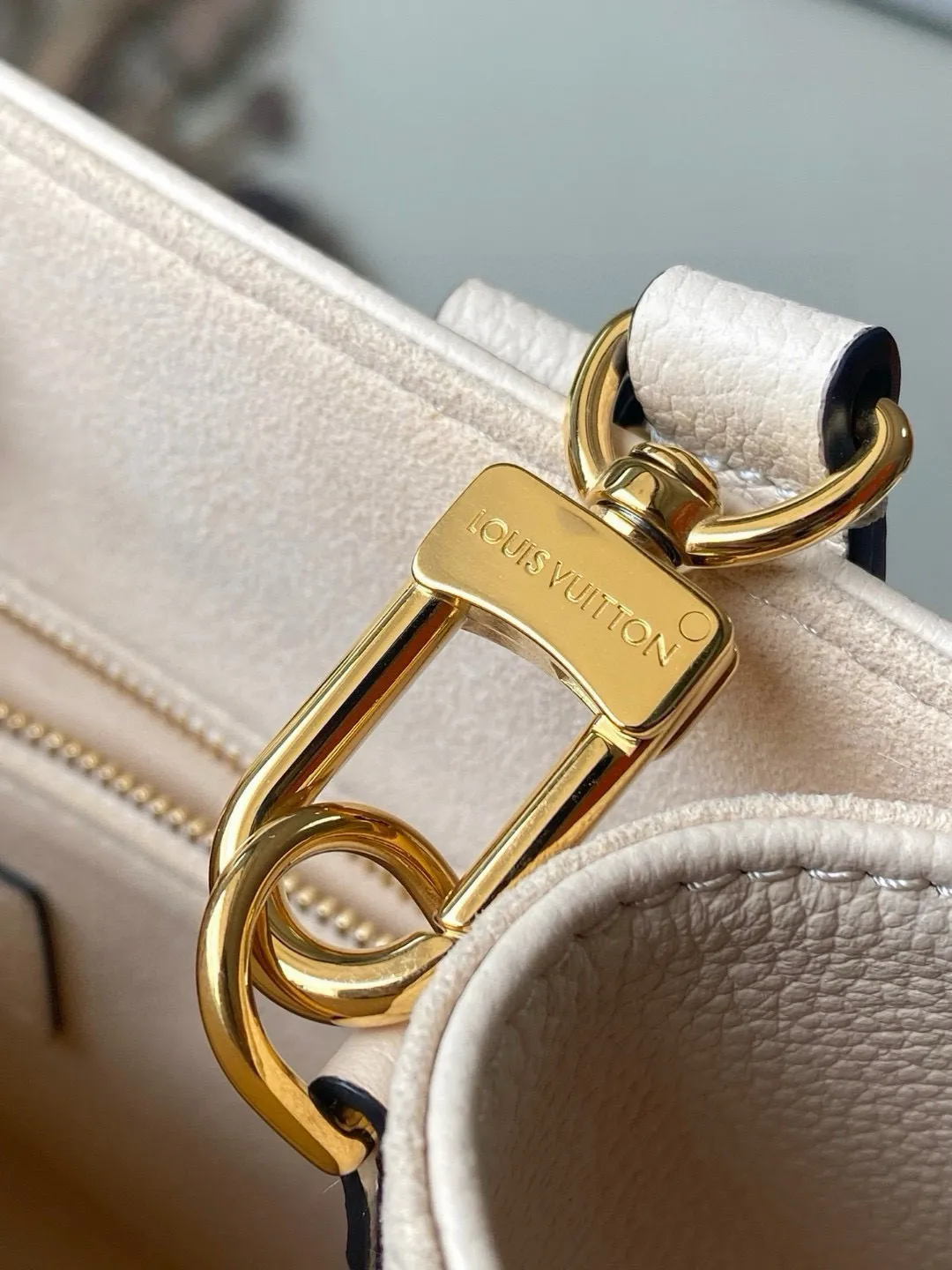 💰1040 (top layer leather) top original single transcoding chip first layer leather) top original single M45654 [ONTHEGO small handbag] Onthego small Tote bag draws inspiration from the classic Sac Plat handbag in 1968. It is made of Monogram Empreinte leather embossed with Giant Bicolor Monogram pattern to create a miniature version, which can store daily needs such as iPad Mini. Flexible handles and detachable shoulder strap enrich carrying options. Dimensions: 25 x 19 x 11.5 cm