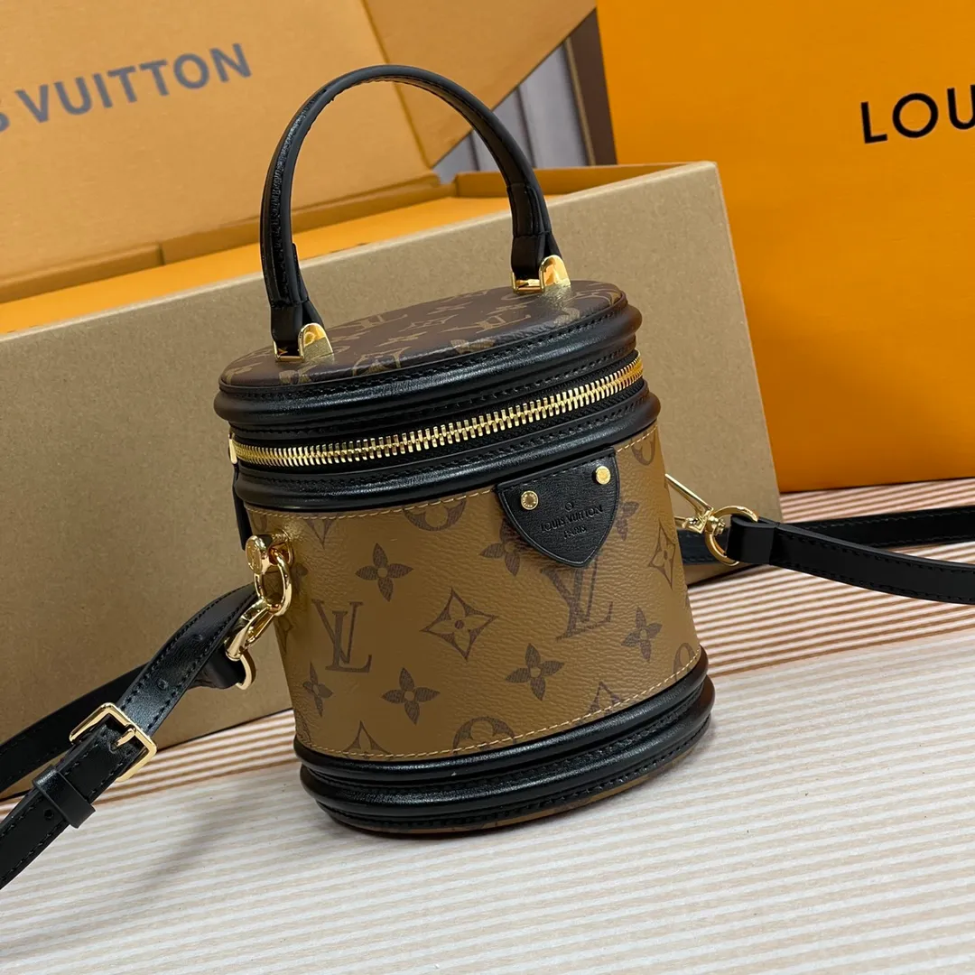 [Upgraded version] P600🐶 (Small size) Upgraded version. High quality, semi-steel hardware, M43986🐶 Comes with complete packaging ❣️VANITY Handbag Drawing on the shape of the long-standing LV Cannes cosmetic case, women's art director Nicolas Ghesquière recreates the classic charm of the past with this semi-rigid handbag. Small size, Monogram and Monogram Reverse coated canvas mixed fabric, full of traditional Louis Vuitton design, very elegant. Features a top handle and removable leather shoulder strap for multiple carrying options. Size: 13*12*14