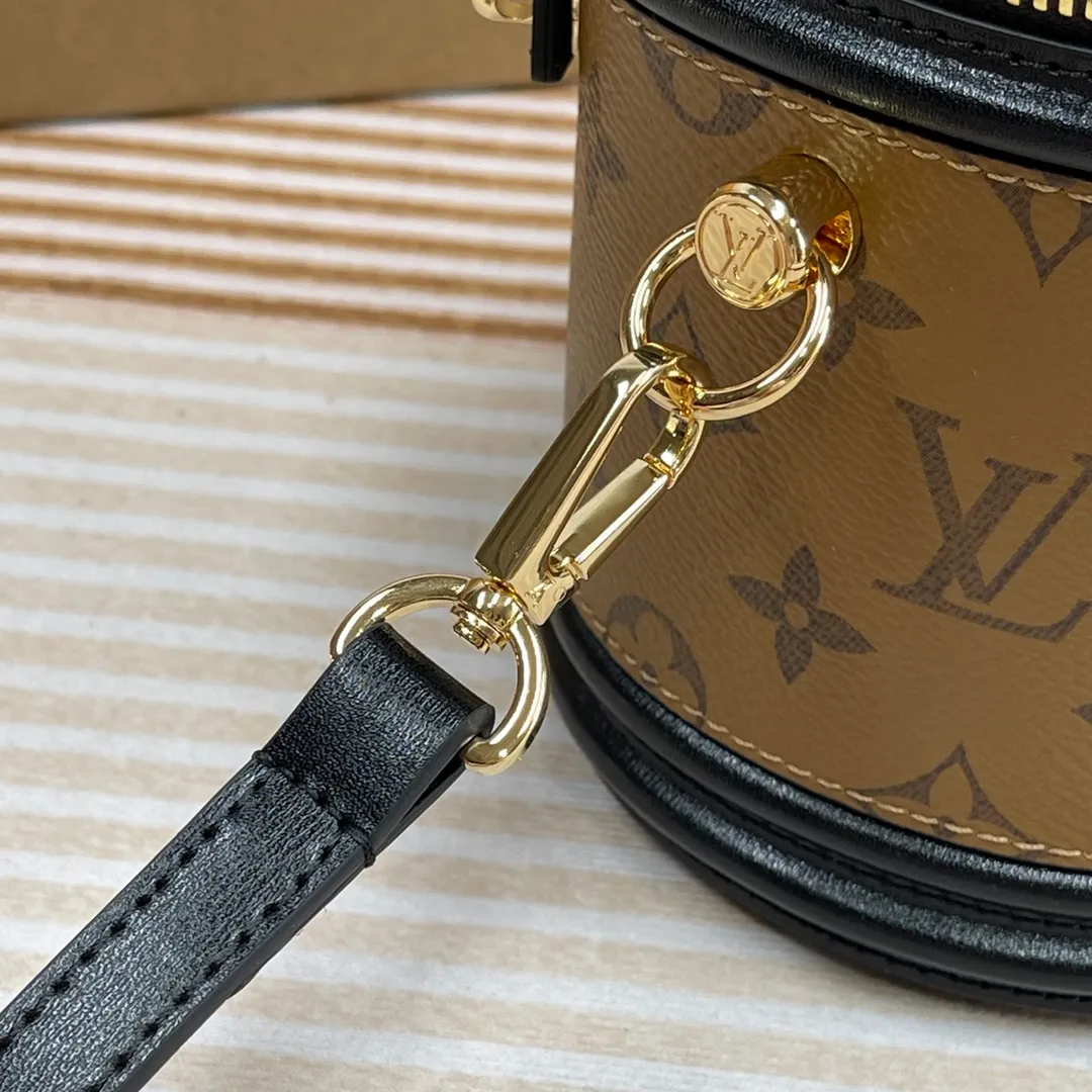 [Upgraded version] P600🐶 (Small size) Upgraded version. High quality, semi-steel hardware, M43986🐶 Comes with complete packaging ❣️VANITY Handbag Drawing on the shape of the long-standing LV Cannes cosmetic case, women's art director Nicolas Ghesquière recreates the classic charm of the past with this semi-rigid handbag. Small size, Monogram and Monogram Reverse coated canvas mixed fabric, full of traditional Louis Vuitton design, very elegant. Features a top handle and removable leather shoulder strap for multiple carrying options. Size: 13*12*14