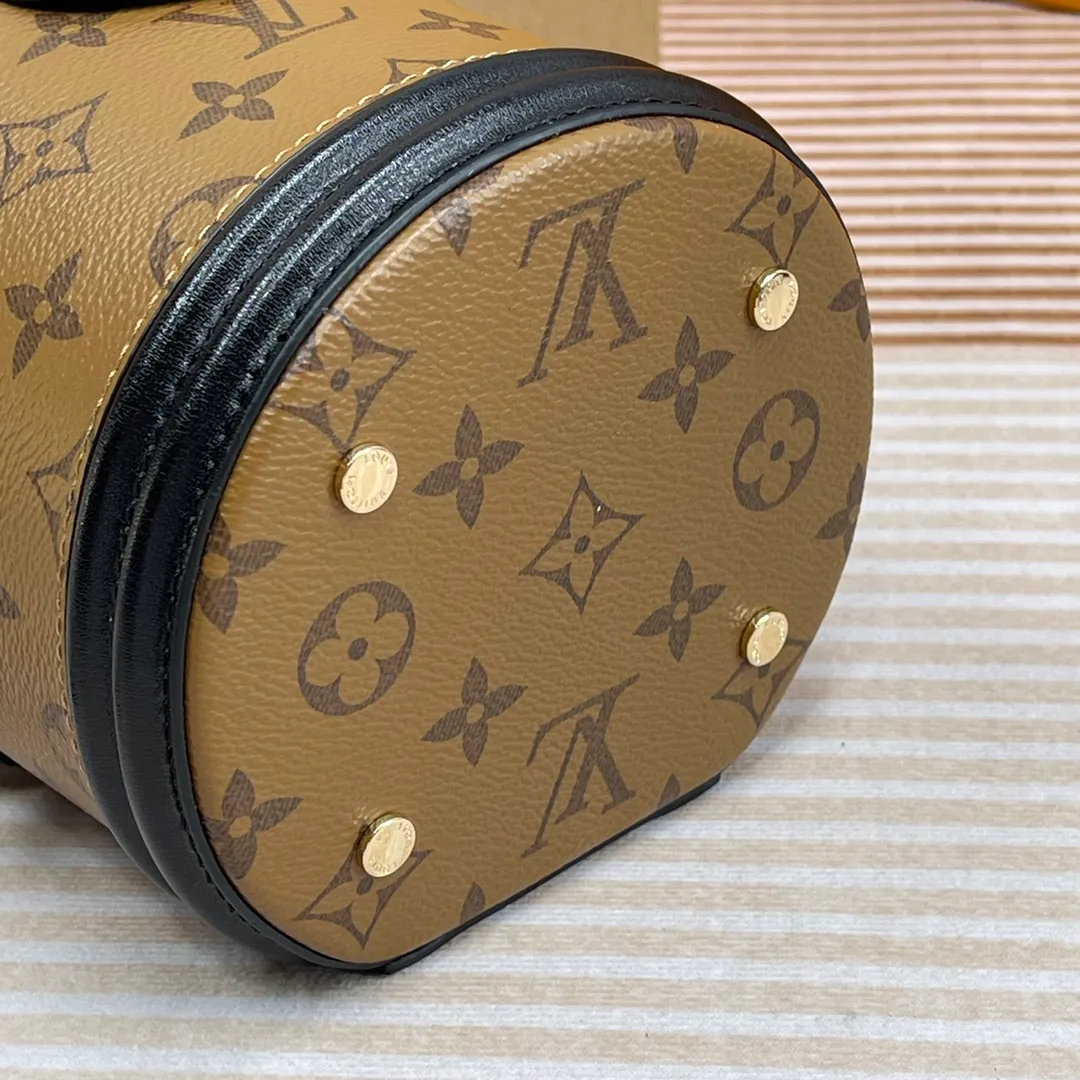 [Upgraded version] P600🐶 (Small size) Upgraded version. High quality, semi-steel hardware, M43986🐶 Comes with complete packaging ❣️VANITY Handbag Drawing on the shape of the long-standing LV Cannes cosmetic case, women's art director Nicolas Ghesquière recreates the classic charm of the past with this semi-rigid handbag. Small size, Monogram and Monogram Reverse coated canvas mixed fabric, full of traditional Louis Vuitton design, very elegant. Features a top handle and removable leather shoulder strap for multiple carrying options. Size: 13*12*14
