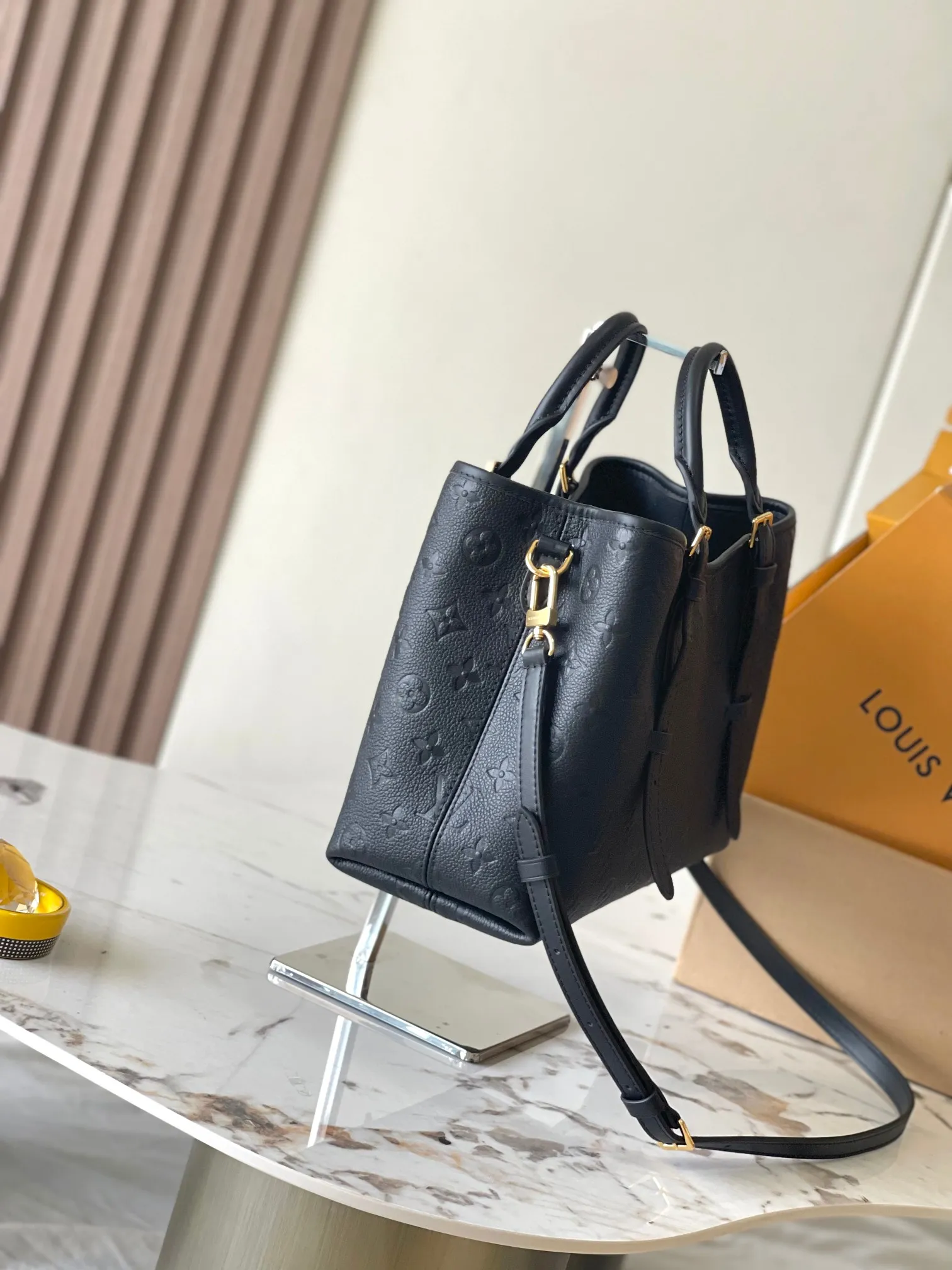 💰2600 [Special grade MB chip version original leather] This Babylone Tote handbag is traceable to the Paris Babylone trend community, model: M11393 black dynamic chip version Material: A-grade all-steel hardware, imported original fabric Packaging: full set of original duty-free MB packaging Size: 31*21.5*13CM