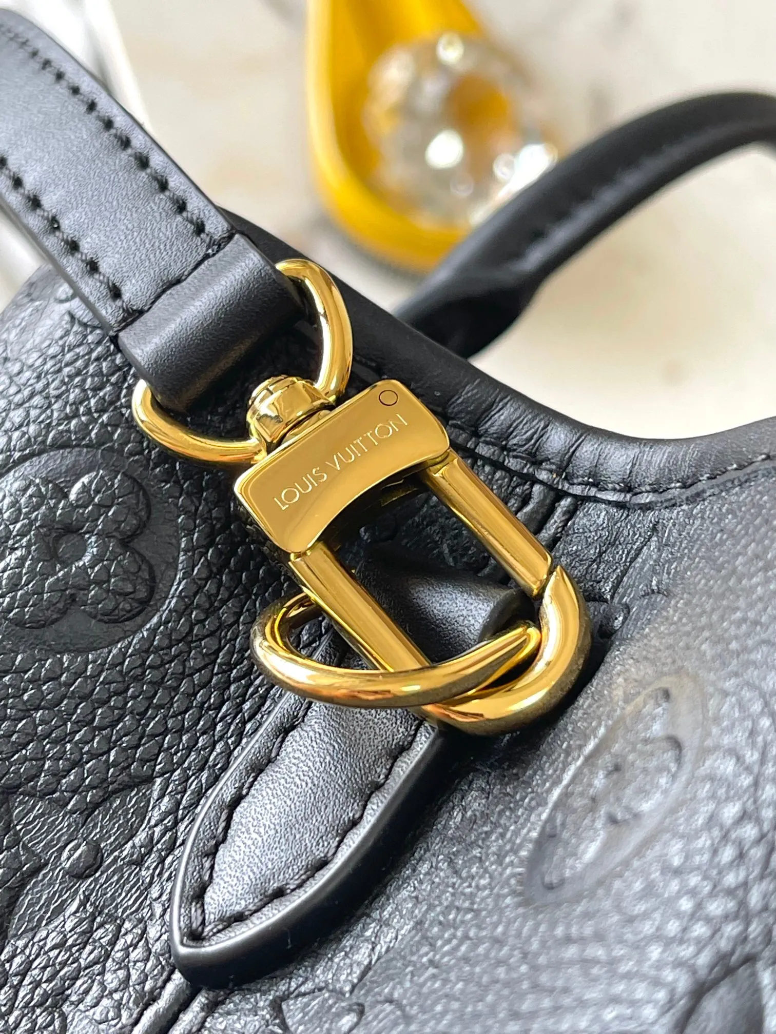 💰2600 [Special grade MB chip version original leather] This Babylone Tote handbag is traceable to the Paris Babylone trend community, model: M11393 black dynamic chip version Material: A-grade all-steel hardware, imported original fabric Packaging: full set of original duty-free MB packaging Size: 31*21.5*13CM