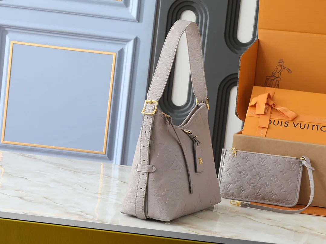 💰240💰Upgraded from the original M24141 M46288 M46293 M46277 M46298 M46203 CarryAll small handbag is made of Mono gram Empreinte embossed leather. It has a generous structure and a neat inner layer. The large inner bag adds functional elements. Comes with a Monogram embossed zipper clutch secured by a leather strap. A personal companion for urban life. Dimensions 29 x 24 x 12 cm (length x height x width)