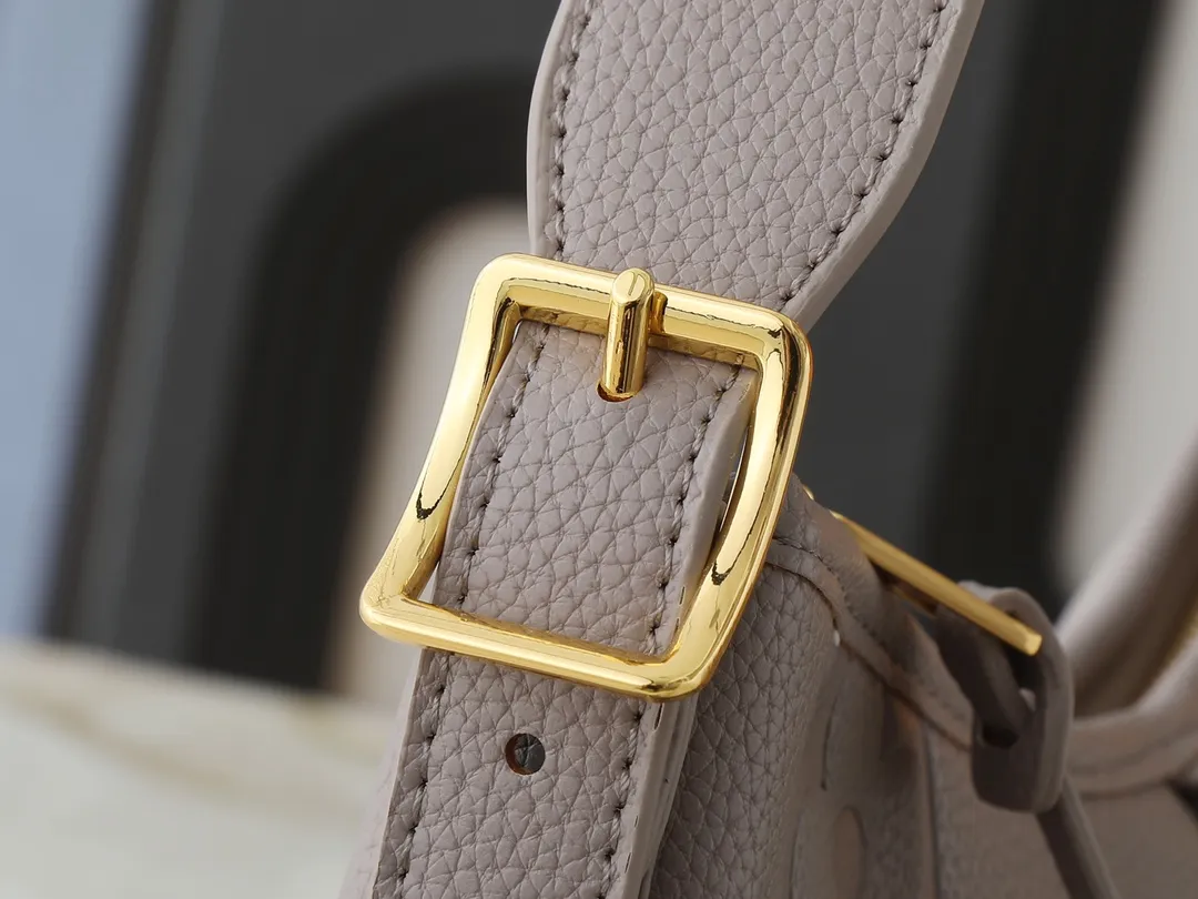 💰240💰Upgraded from the original M24141 M46288 M46293 M46277 M46298 M46203 CarryAll small handbag is made of Mono gram Empreinte embossed leather. It has a generous structure and a neat inner layer. The large inner bag adds functional elements. Comes with a Monogram embossed zipper clutch secured by a leather strap. A personal companion for urban life. Dimensions 29 x 24 x 12 cm (length x height x width)