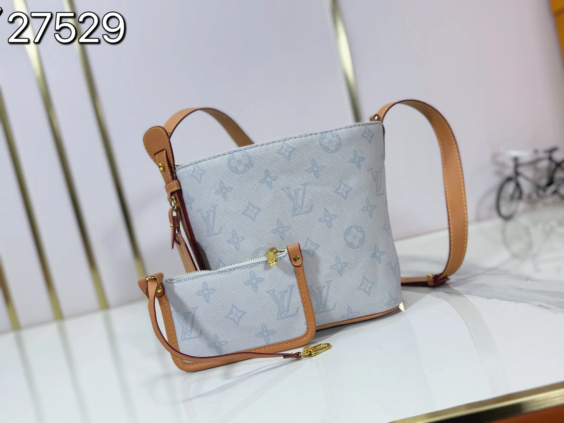 P220 upgraded original M27529 M12925 M12926 M13480 M13044 M14356 M13045 M13089 This All In BB handbag is made of Monogram canvas with shiny metal parts, and the iconic pendant and nameplate highlight the classic style. The adjustable shoulder strap continues the brand's trunk-making heritage, and the leather shoulder strap adds cross-body and shoulder carry options. The foldable design enables the silhouette to be retracted and retracted freely, providing ample space for daily use. 16.0 x 18.0 x 12.0 cm (length x height x width)