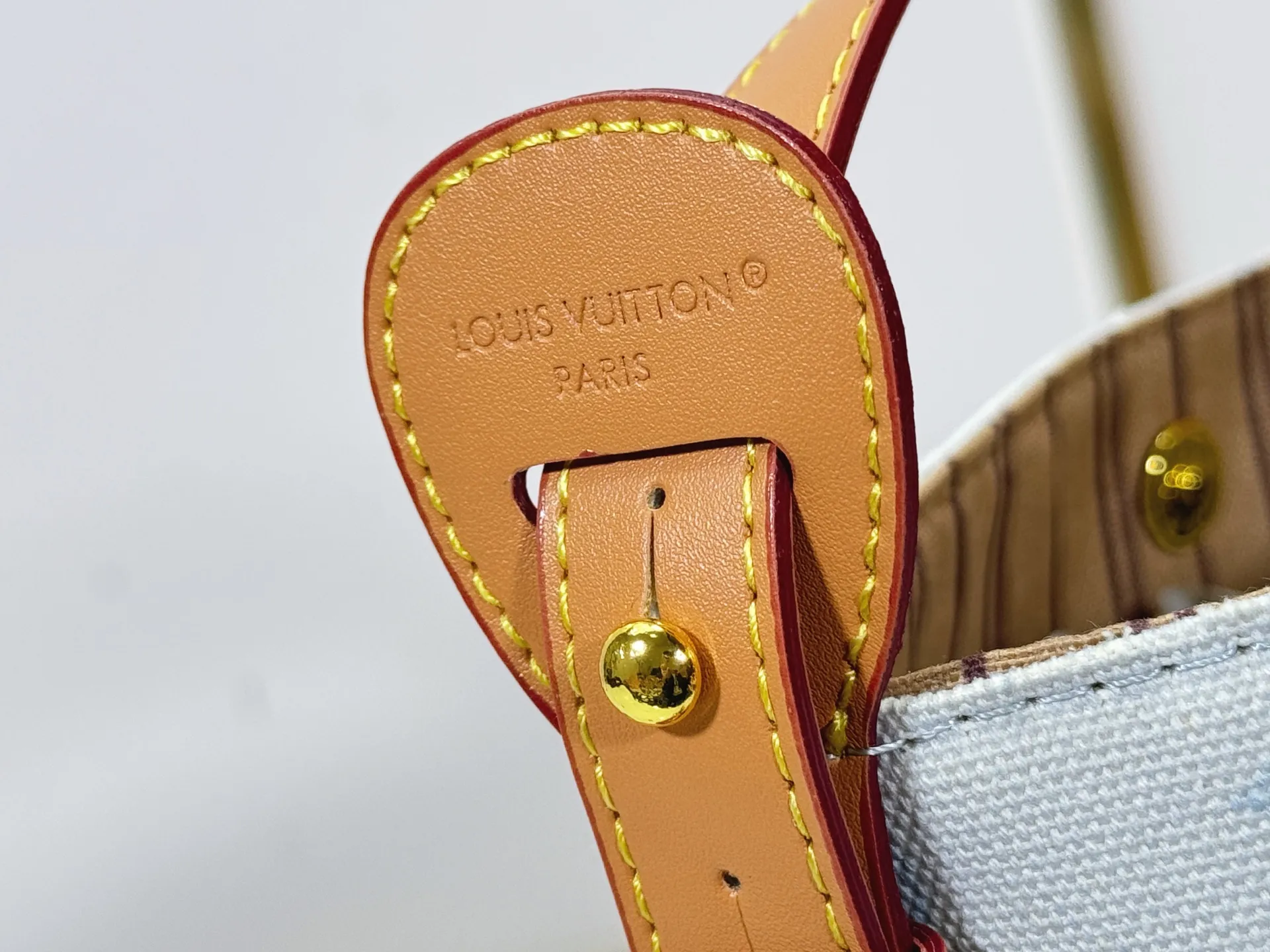 P220 upgraded original M27529 M12925 M12926 M13480 M13044 M14356 M13045 M13089 This All In BB handbag is made of Monogram canvas with shiny metal parts, and the iconic pendant and nameplate highlight the classic style. The adjustable shoulder strap continues the brand's trunk-making heritage, and the leather shoulder strap adds cross-body and shoulder carry options. The foldable design enables the silhouette to be retracted and retracted freely, providing ample space for daily use. 16.0 x 18.0 x 12.0 cm (length x height x width)