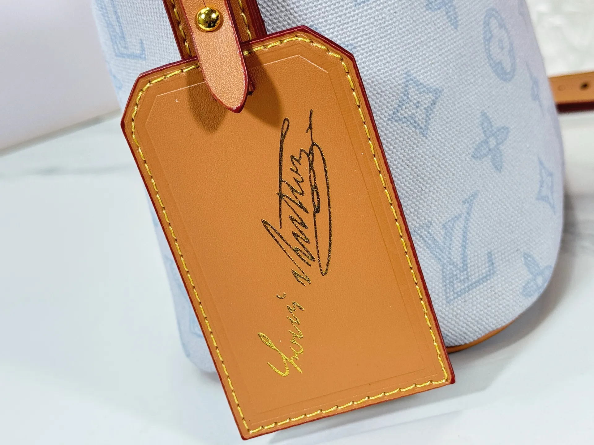 P220 upgraded original M27529 M12925 M12926 M13480 M13044 M14356 M13045 M13089 This All In BB handbag is made of Monogram canvas with shiny metal parts, and the iconic pendant and nameplate highlight the classic style. The adjustable shoulder strap continues the brand's trunk-making heritage, and the leather shoulder strap adds cross-body and shoulder carry options. The foldable design enables the silhouette to be retracted and retracted freely, providing ample space for daily use. 16.0 x 18.0 x 12.0 cm (length x height x width)