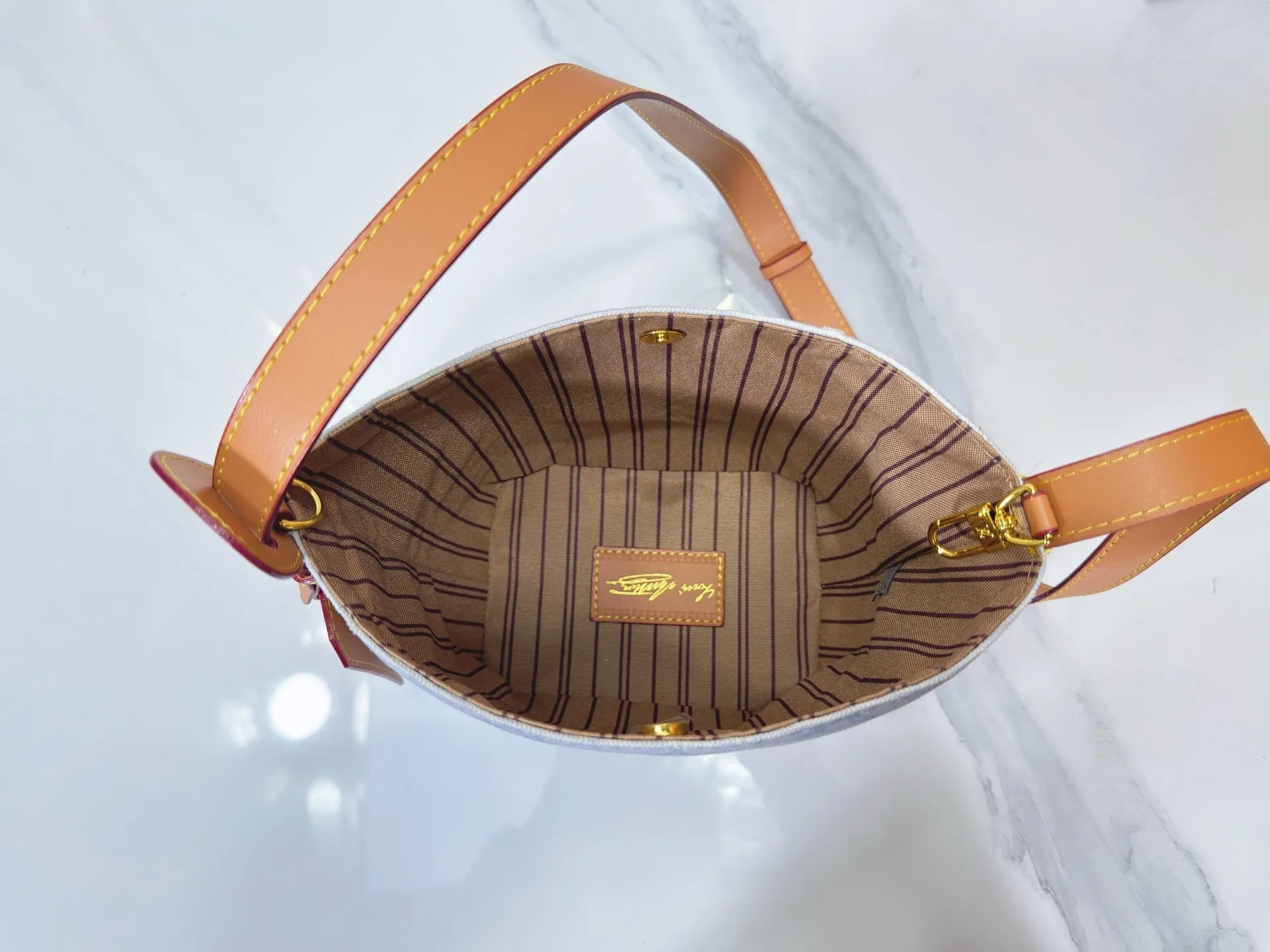 P220 upgraded original M27529 M12925 M12926 M13480 M13044 M14356 M13045 M13089 This All In BB handbag is made of Monogram canvas with shiny metal parts, and the iconic pendant and nameplate highlight the classic style. The adjustable shoulder strap continues the brand's trunk-making heritage, and the leather shoulder strap adds cross-body and shoulder carry options. The foldable design enables the silhouette to be retracted and retracted freely, providing ample space for daily use. 16.0 x 18.0 x 12.0 cm (length x height x width)