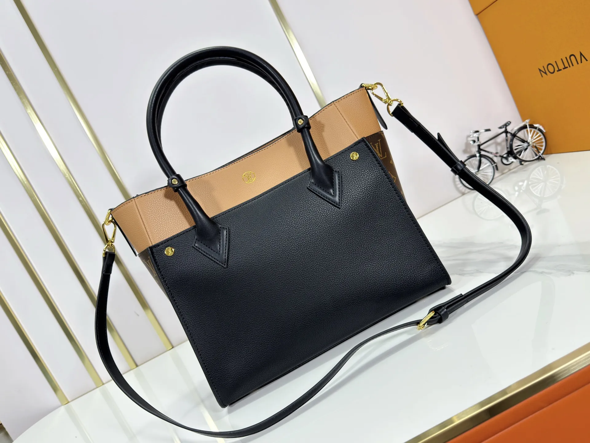 P360 upgraded original M53826 M53826 M53825 M53824 M53823On My Side handbag shows the elegant fusion of calfskin and classic Monogram canvas. Contrasting canvas shapes the large outer pocket, creating a trompe l'oeil effect as if two handbags merge into one. Plenty of space can easily accommodate office needs, and the adjustable shoulder strap allows for a cross-body style. Dimensions: 30.5 x 24.5 x 14 cm (Length x Height x Width) - Calfskin and Monogram coated canvas - Cowhide leather trim - Microfiber lining - 2 top handles for hand or elbow carry - Adjustable shoulder strap for shoulder or cross-body wear - Lock closure - 2 outer pockets with magnetic closure - Zip pocket - 1 patch pocket