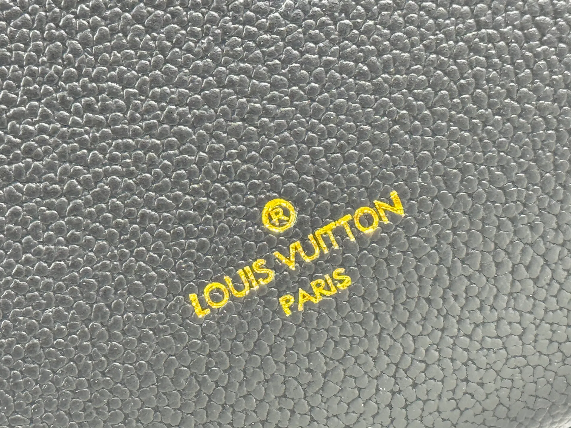 P360 upgraded original M53826 M53826 M53825 M53824 M53823On My Side handbag shows the elegant fusion of calfskin and classic Monogram canvas. Contrasting canvas shapes the large outer pocket, creating a trompe l'oeil effect as if two handbags merge into one. Plenty of space can easily accommodate office needs, and the adjustable shoulder strap allows for a cross-body style. Dimensions: 30.5 x 24.5 x 14 cm (Length x Height x Width) - Calfskin and Monogram coated canvas - Cowhide leather trim - Microfiber lining - 2 top handles for hand or elbow carry - Adjustable shoulder strap for shoulder or cross-body wear - Lock closure - 2 outer pockets with magnetic closure - Zip pocket - 1 patch pocket