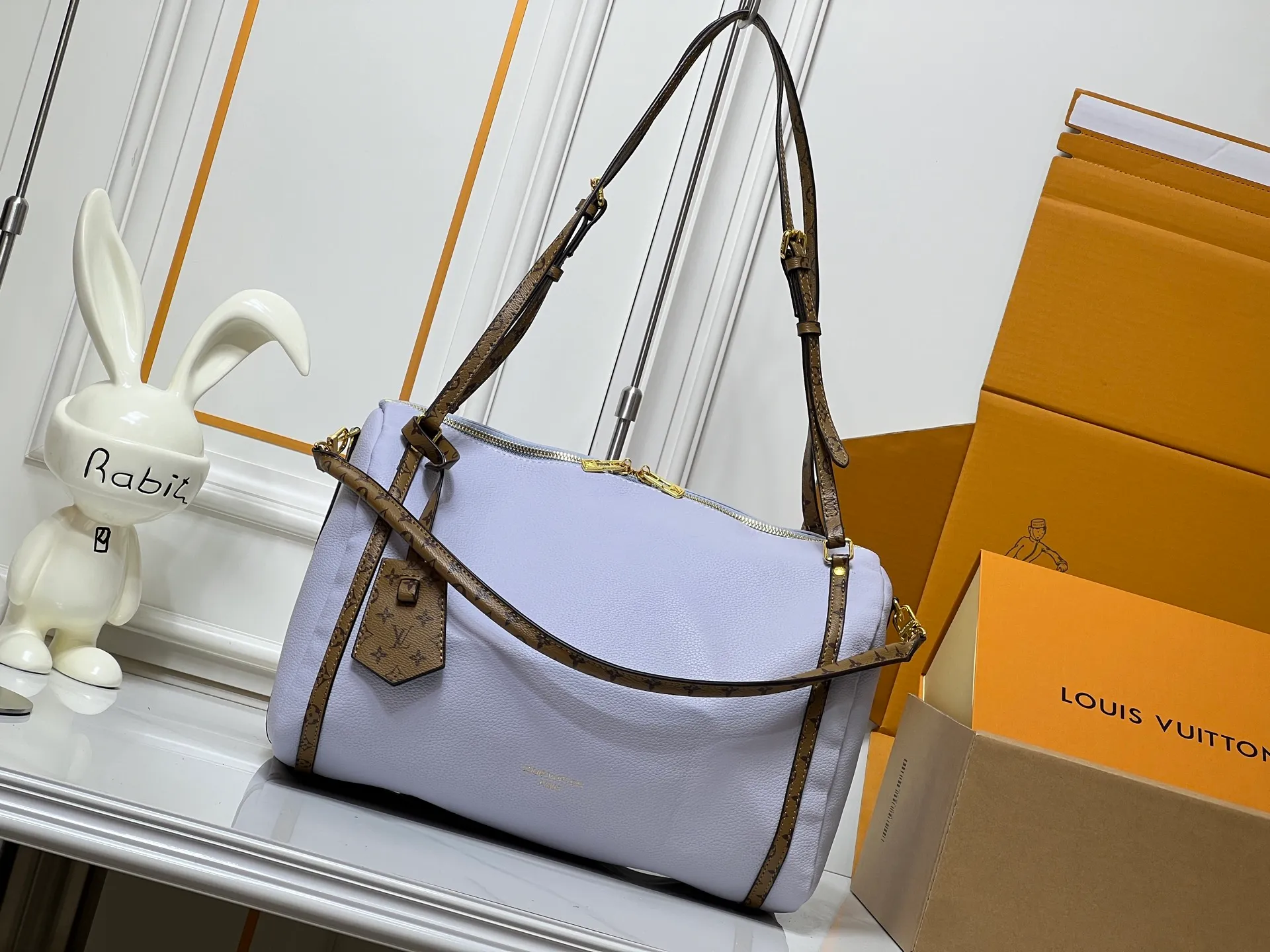 Batch 280💰Upgraded original M26037 M26451 M26359 M26397 M26358 M26039 M26905 M26360 M13668 M13667 This season's Express medium handbag is specially crafted for modern women. This iconic design features a calfskin body with Monogram canvas trim. The Monogram jacquard lining pays homage to the brand's long heritage, making it a perfect choice for urban life and can be worn in various ways. The key bag and padlock are the finishing touches, adding subtle details to the overall design. Dimensions: 36 x 24 x 18.5 (cm) ((length x height x width)