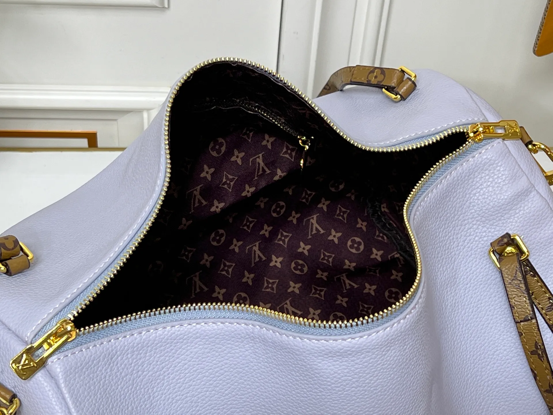 Batch 280💰Upgraded original M26037 M26451 M26359 M26397 M26358 M26039 M26905 M26360 M13668 M13667 This season's Express medium handbag is specially crafted for modern women. This iconic design features a calfskin body with Monogram canvas trim. The Monogram jacquard lining pays homage to the brand's long heritage, making it a perfect choice for urban life and can be worn in various ways. The key bag and padlock are the finishing touches, adding subtle details to the overall design. Dimensions: 36 x 24 x 18.5 (cm) ((length x height x width)