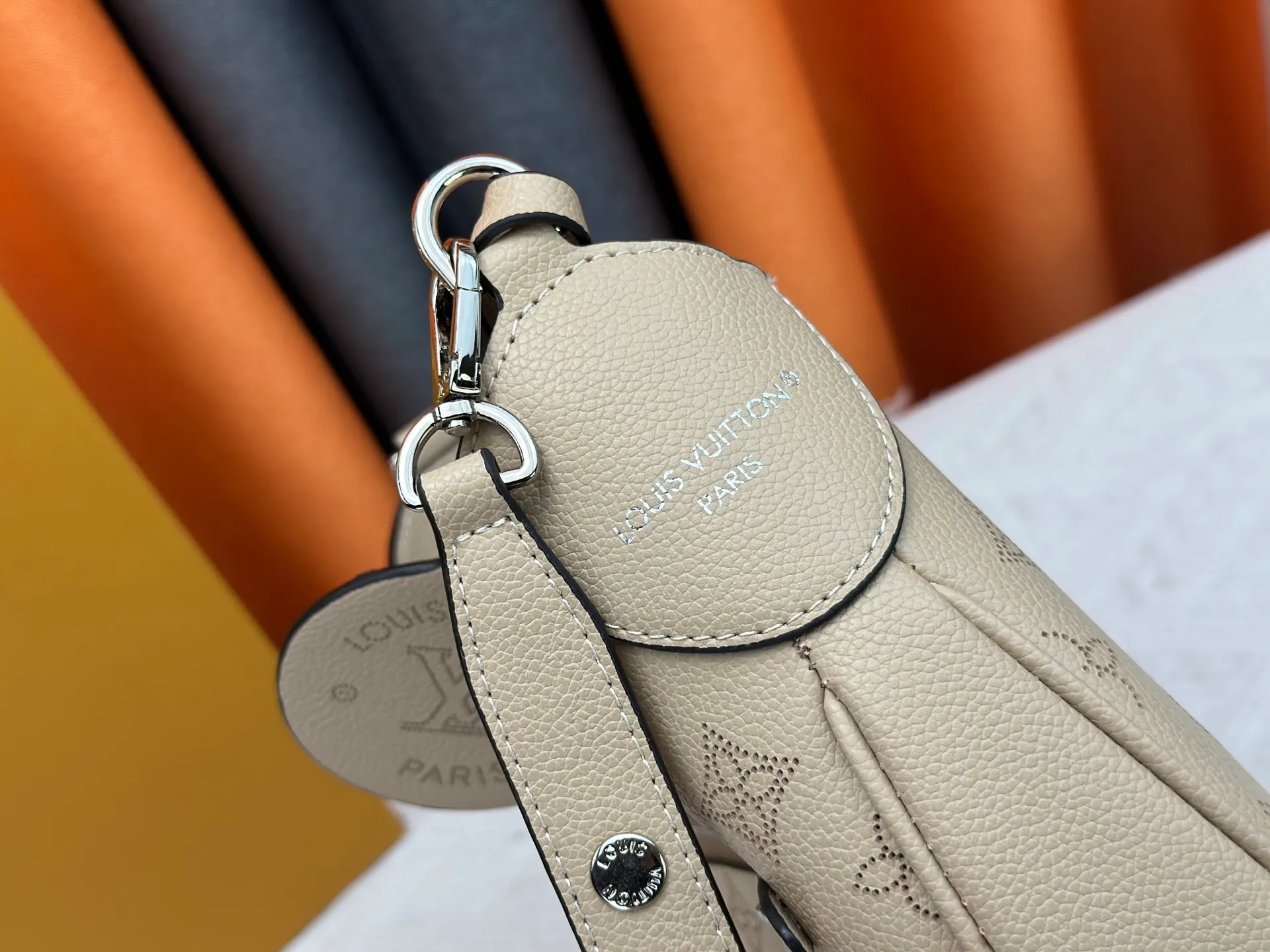 P260 Upgraded from the original M14617. This All Around medium-sized handbag is made of engraved leather tracing the Monogram perforation pattern, and the Yingze padlock magnetic clasp upgrades the classic charm. The LV leather decoration highlights the ingenious details. Whether worn cross-body or on the shoulder, it can elegantly brighten up daily looks. Dimensions: 28.0 x 25.0 x 8.0 cm (length x height x width)