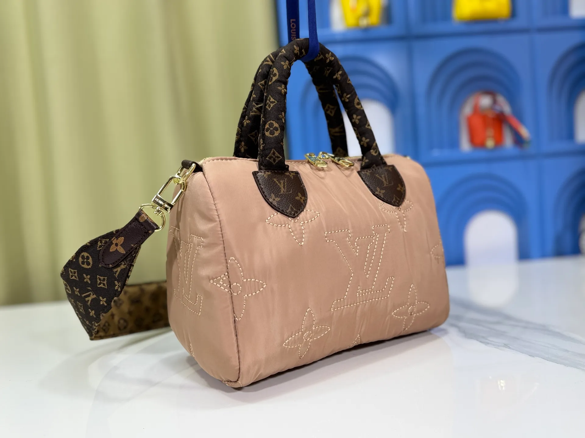 P240 upgraded original M21061 M20937 M59008 This LV Pillow Speedy Bandoulière 25 handbag injects a cool attitude into the brand's classic configuration. Recycled padded nylon has a matte sheen, with Monogram embroidery and Mini Monogram canvas trim. The top handle and shoulder strap are both padded, making it softer, warmer and more comfortable to carry. Dimensions: 25.0 x 19.0 x 15.0 cm (length x height x width)
