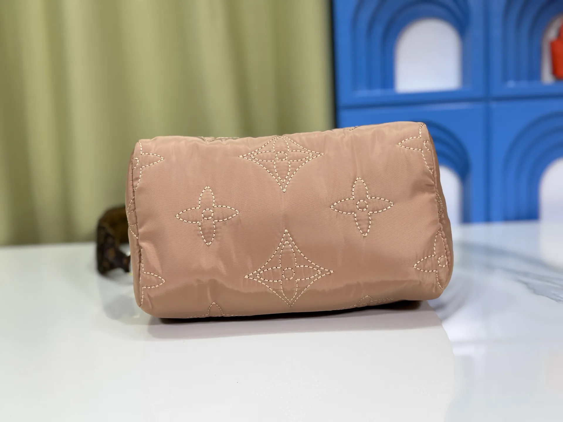 P240 upgraded original M21061 M20937 M59008 This LV Pillow Speedy Bandoulière 25 handbag injects a cool attitude into the brand's classic configuration. Recycled padded nylon has a matte sheen, with Monogram embroidery and Mini Monogram canvas trim. The top handle and shoulder strap are both padded, making it softer, warmer and more comfortable to carry. Dimensions: 25.0 x 19.0 x 15.0 cm (length x height x width)