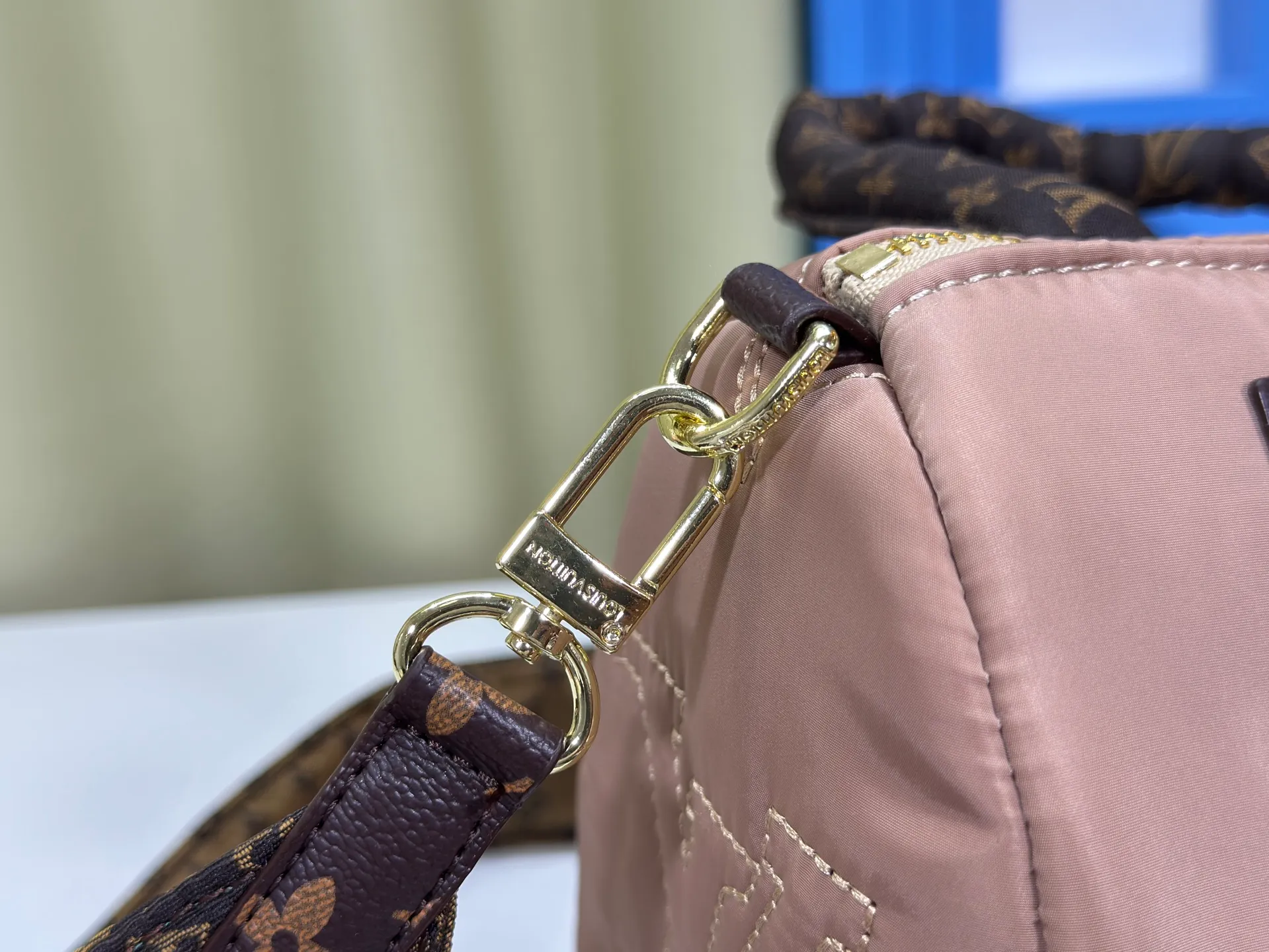 P240 upgraded original M21061 M20937 M59008 This LV Pillow Speedy Bandoulière 25 handbag injects a cool attitude into the brand's classic configuration. Recycled padded nylon has a matte sheen, with Monogram embroidery and Mini Monogram canvas trim. The top handle and shoulder strap are both padded, making it softer, warmer and more comfortable to carry. Dimensions: 25.0 x 19.0 x 15.0 cm (length x height x width)