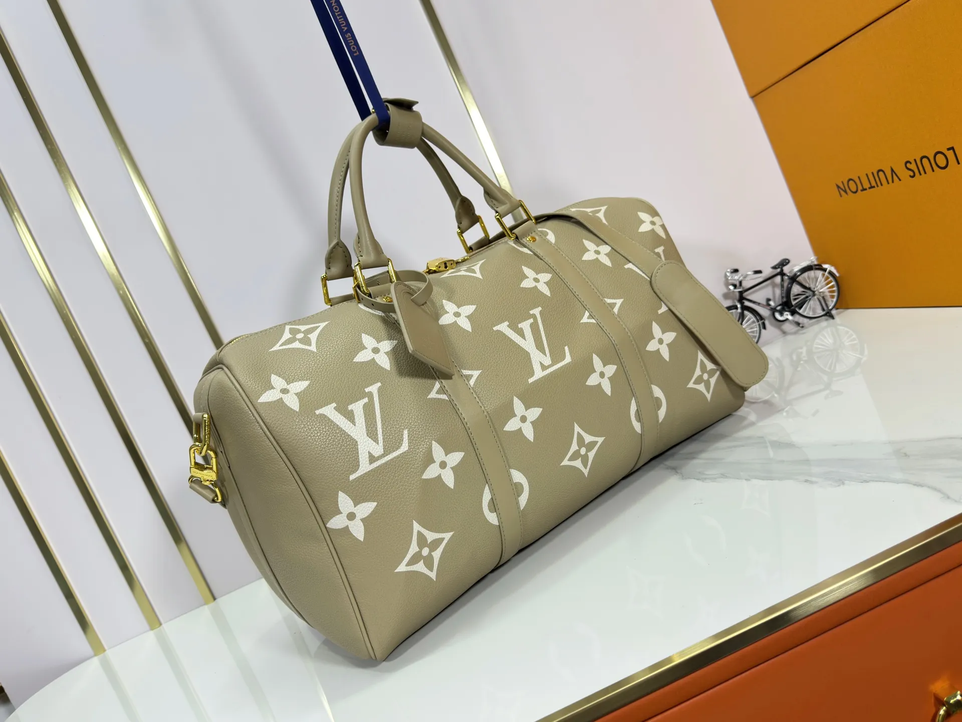 P340 upgrades the original M46670 black M46671 green. This Keepall Bandoulière 45 is made of Monogram Empreinte embossed leather, presenting the elegant colors of large Monogram flowers and LV letters. Leather side straps, top handles and a detachable shoulder strap complement the metal hardware. Zippered interior pocket allows for neat storage. 45.0 x 27.0 x 20.0 cm (L x H x W) • Monogram Empreinte embossed leather • Cow leather trim • Microfiber lining • Metal hardware • Carry-on dimensions • Zipper closure • Internal zip pocket • Generous capacity • Removable leather name tag • Shoulder strap: removable, adjustable • Half-length strap: 36.0 cm • Half-length strap adjustable to: 50.0 cm • Handle: Double handle