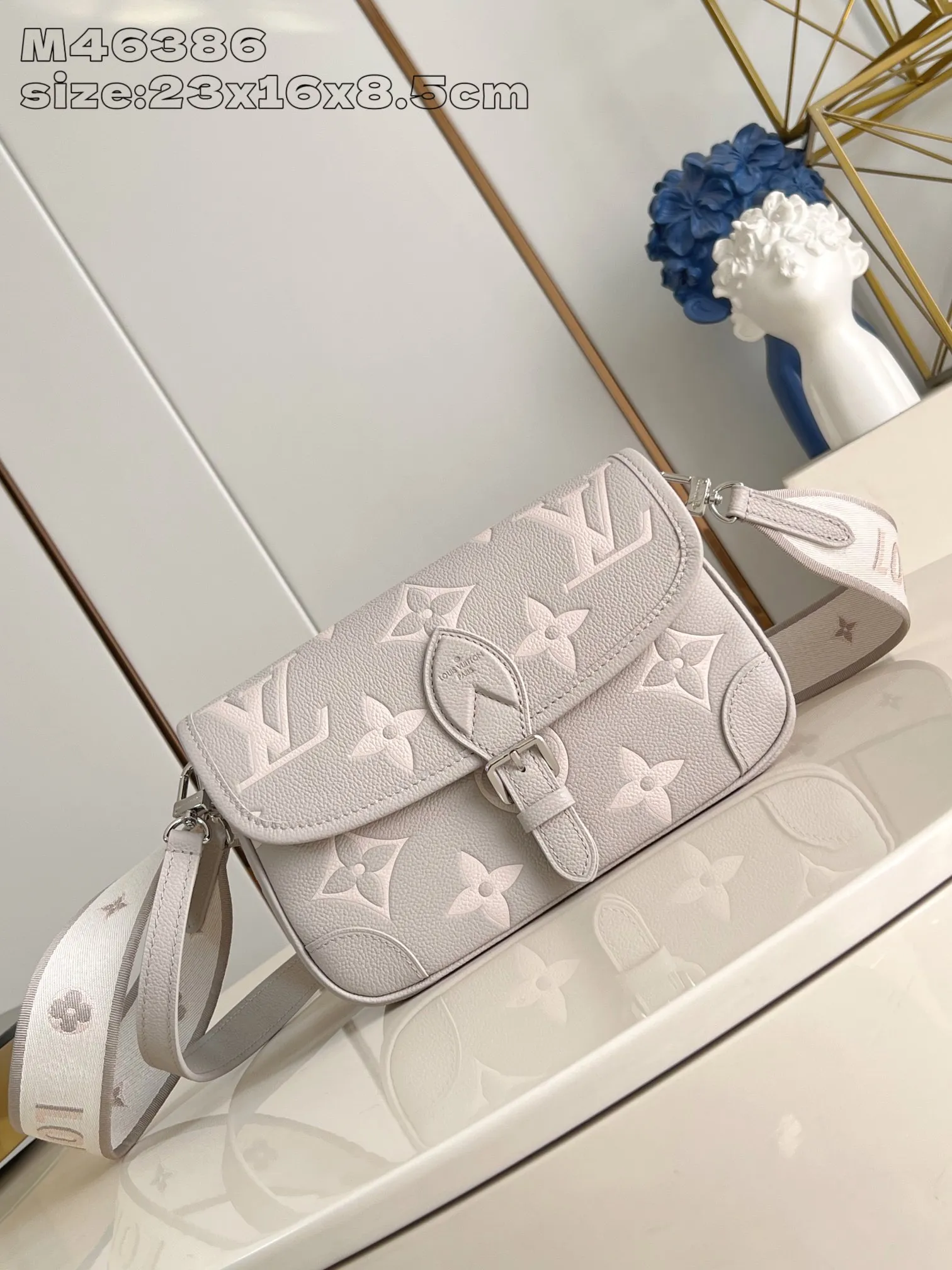 💰1040 (top layer leather) top original order [Exclusive real shot M46386 taro purple silk screen printing] M14214 This Diane handbag is made of Louis Vuitton's classic Monogram Empreinte embossed leather. The brand logo is woven into the detachable wide jacquard shoulder strap. In addition to the detachable leather shoulder strap, a crossbody option is added, which can flexibly match the elegant style or dynamic style. Detailed features 23 x 16 x 8.5 cm (length x height x width)