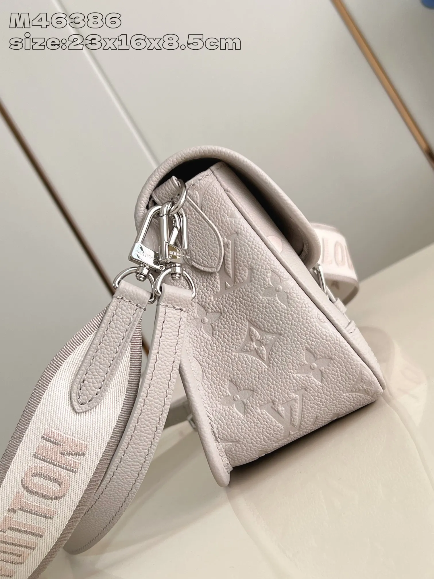 💰1040 (top layer leather) top original order [Exclusive real shot M46386 taro purple silk screen printing] M14214 This Diane handbag is made of Louis Vuitton's classic Monogram Empreinte embossed leather. The brand logo is woven into the detachable wide jacquard shoulder strap. In addition to the detachable leather shoulder strap, a crossbody option is added, which can flexibly match the elegant style or dynamic style. Detailed features 23 x 16 x 8.5 cm (length x height x width)
