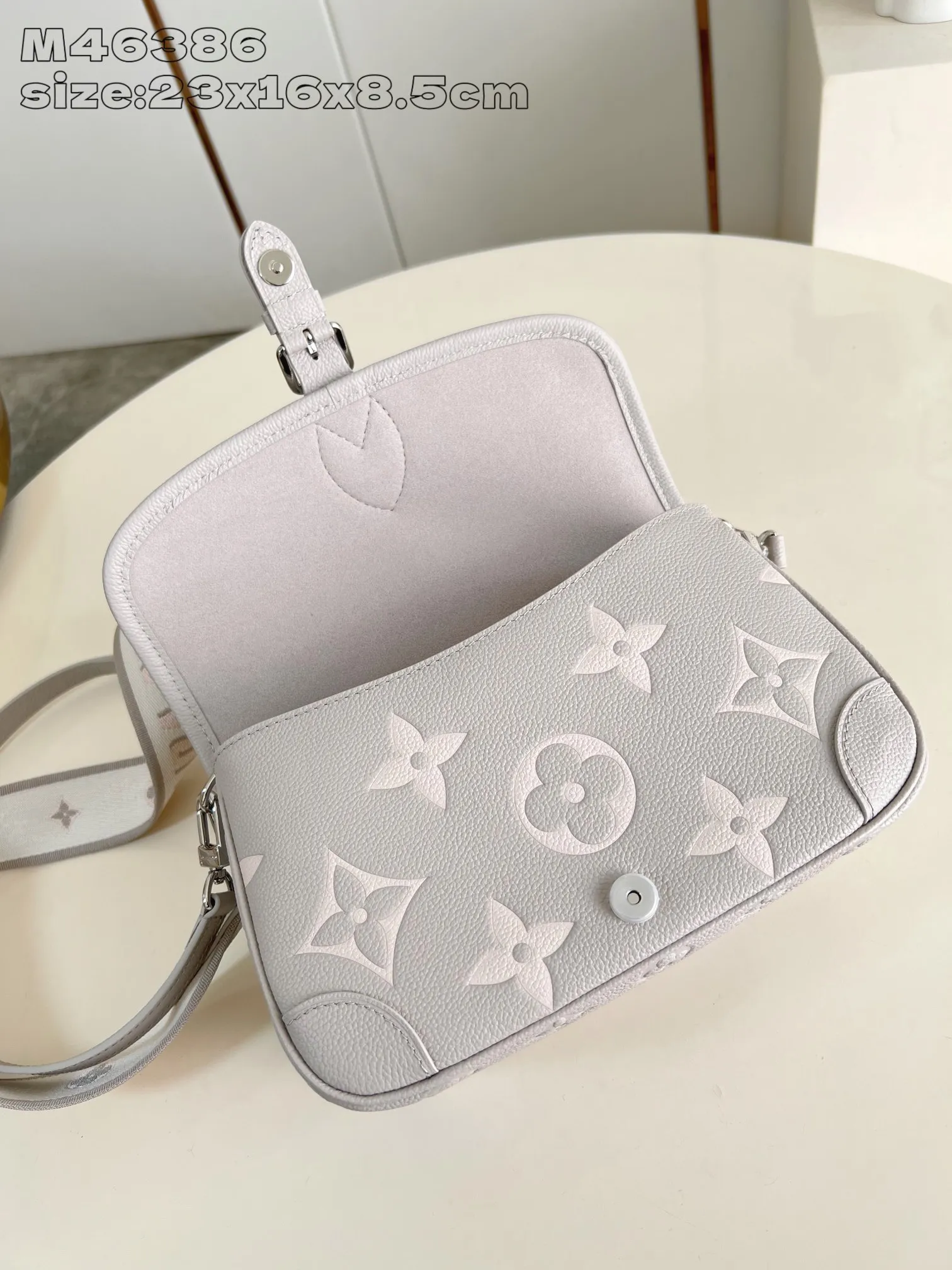 💰1040 (top layer leather) top original order [Exclusive real shot M46386 taro purple silk screen printing] M14214 This Diane handbag is made of Louis Vuitton's classic Monogram Empreinte embossed leather. The brand logo is woven into the detachable wide jacquard shoulder strap. In addition to the detachable leather shoulder strap, a crossbody option is added, which can flexibly match the elegant style or dynamic style. Detailed features 23 x 16 x 8.5 cm (length x height x width)