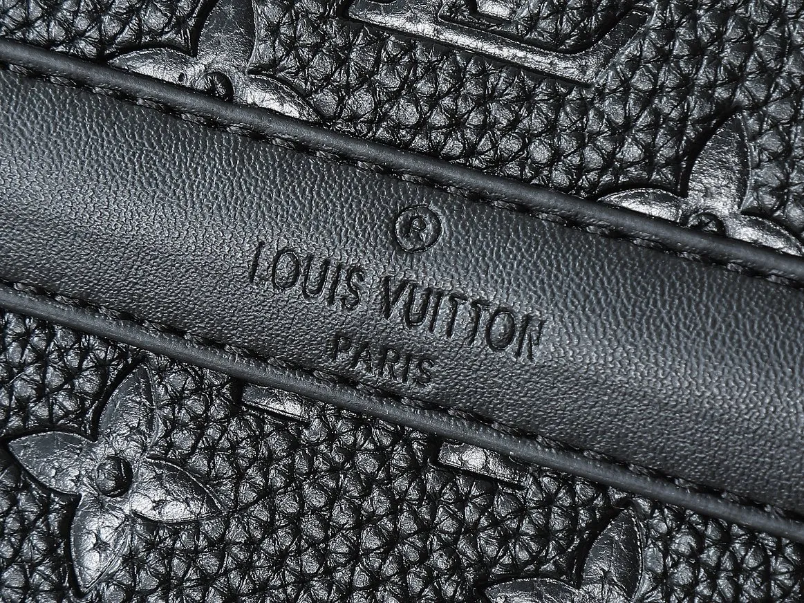 💰260💰 Upgraded from the original M57726 M45727 This compact rectangular trunk messenger bag is made of Monogram Eclipse canvas and continues the brand’s classic hard box elements such as matte black rivets and reinforced black leather corners. Removable and adjustable strap for comfortable carrying. Dimensions: 24 x 18 x 5.5 cm