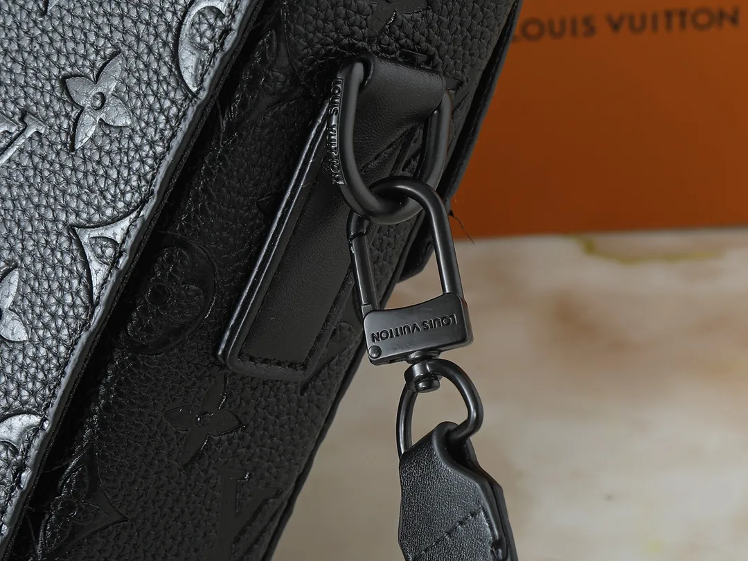 💰260💰 Upgraded from the original M57726 M45727 This compact rectangular trunk messenger bag is made of Monogram Eclipse canvas and continues the brand’s classic hard box elements such as matte black rivets and reinforced black leather corners. Removable and adjustable strap for comfortable carrying. Dimensions: 24 x 18 x 5.5 cm