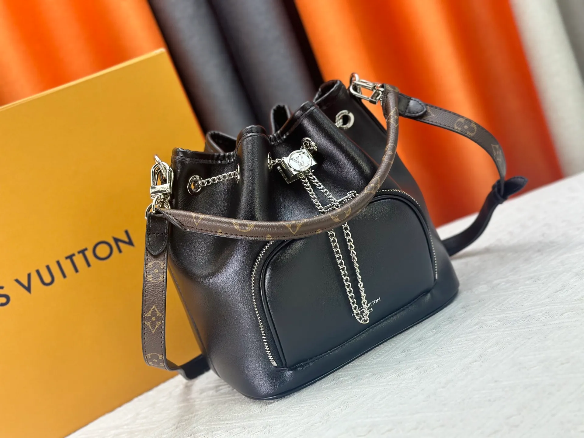 P300 upgrades the original M14377 No Way handbag from the LV Vibe series. It is made of sheep leather with shiny metal parts, renewing the classic Noé handbag elements with a modern rock style. The LV Circle sliding trim makes it easy to adjust the opening, and the zippered front pocket can be used to store keys and cosmetics. Dimensions: 22.5 x 15.5 x 24 cm (height x width x length)