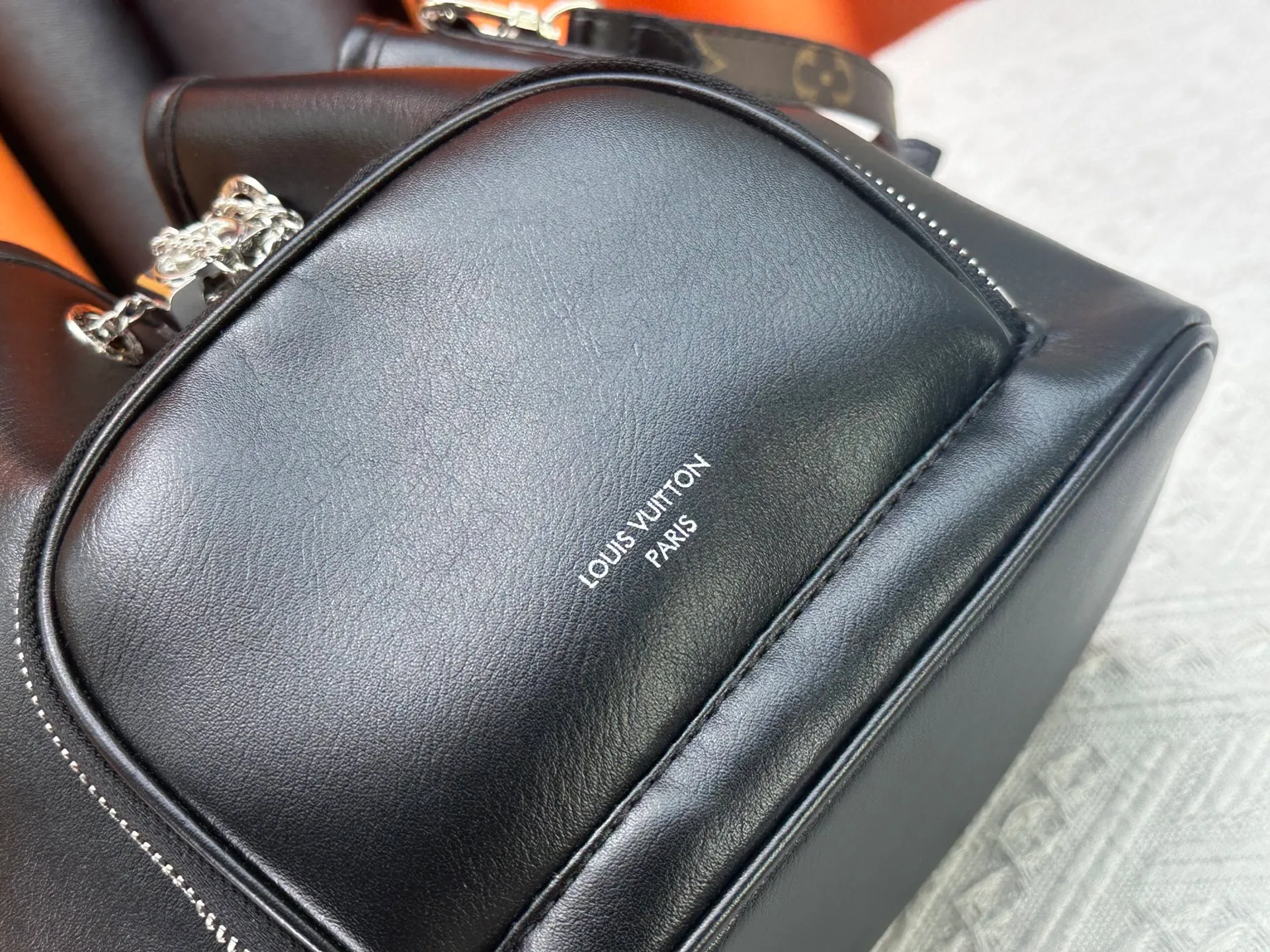 P300 upgrades the original M14377 No Way handbag from the LV Vibe series. It is made of sheep leather with shiny metal parts, renewing the classic Noé handbag elements with a modern rock style. The LV Circle sliding trim makes it easy to adjust the opening, and the zippered front pocket can be used to store keys and cosmetics. Dimensions: 22.5 x 15.5 x 24 cm (height x width x length)