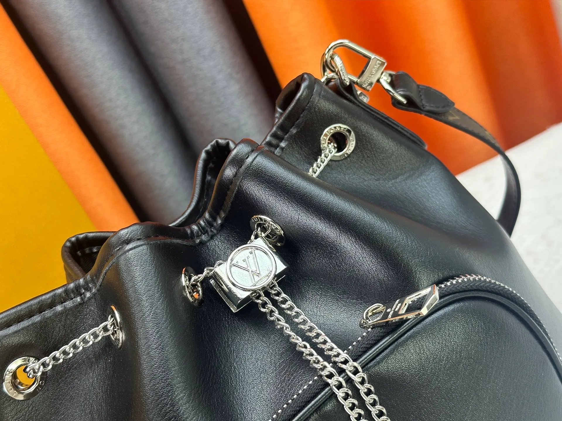 P300 upgrades the original M14377 No Way handbag from the LV Vibe series. It is made of sheep leather with shiny metal parts, renewing the classic Noé handbag elements with a modern rock style. The LV Circle sliding trim makes it easy to adjust the opening, and the zippered front pocket can be used to store keys and cosmetics. Dimensions: 22.5 x 15.5 x 24 cm (height x width x length)