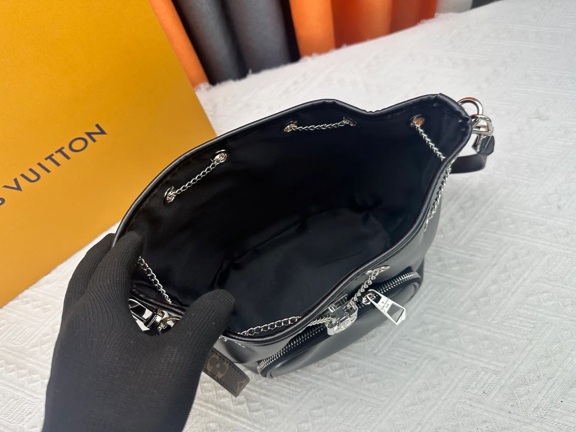 P300 upgrades the original M14377 No Way handbag from the LV Vibe series. It is made of sheep leather with shiny metal parts, renewing the classic Noé handbag elements with a modern rock style. The LV Circle sliding trim makes it easy to adjust the opening, and the zippered front pocket can be used to store keys and cosmetics. Dimensions: 22.5 x 15.5 x 24 cm (height x width x length)