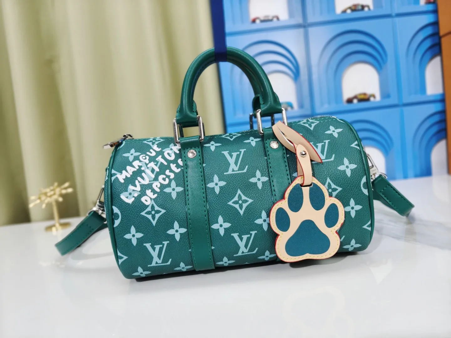 P260 upgraded original M46271 black flower M11645 gray flower blue, M11996 embossed blue M13166 yellow M12684 green pillow bag. This Keepall 25 handbag is made of Monogram Eclipse Reverse canvas, showing an elegant reinterpretation of Louis Vuitton's classic pattern. The reinforced straps and leather nameplate continue the iconic elements of the Keepall series, and the zipper closure keeps personal items safe and secure. Dimensions: 25.0 x 15.0 x 11.0cm (Length x Height x Width)