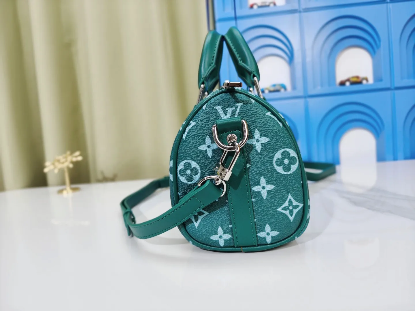 P260 upgraded original M46271 black flower M11645 gray flower blue, M11996 embossed blue M13166 yellow M12684 green pillow bag. This Keepall 25 handbag is made of Monogram Eclipse Reverse canvas, showing an elegant reinterpretation of Louis Vuitton's classic pattern. The reinforced straps and leather nameplate continue the iconic elements of the Keepall series, and the zipper closure keeps personal items safe and secure. Dimensions: 25.0 x 15.0 x 11.0cm (Length x Height x Width)