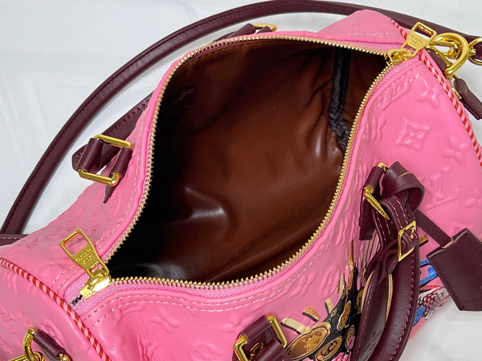 Batch 320💰M10660 M13344 This Speedy Soft 30 handbag uses retro touches to interpret the Monogram Dune elements, with aircraft-shaped decoration and collage-effect labels, paying tribute to the design of the Gaston Louis Vuitton collection series. The long handle makes it easy to carry on the shoulder, making it a great travel companion. 30.0 x 21.0 x 17.0 cm (length x height x width)