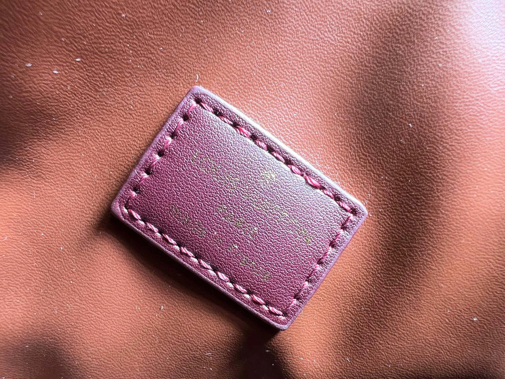 Batch 320💰M10660 M13344 This Speedy Soft 30 handbag uses retro touches to interpret the Monogram Dune elements, with aircraft-shaped decoration and collage-effect labels, paying tribute to the design of the Gaston Louis Vuitton collection series. The long handle makes it easy to carry on the shoulder, making it a great travel companion. 30.0 x 21.0 x 17.0 cm (length x height x width)