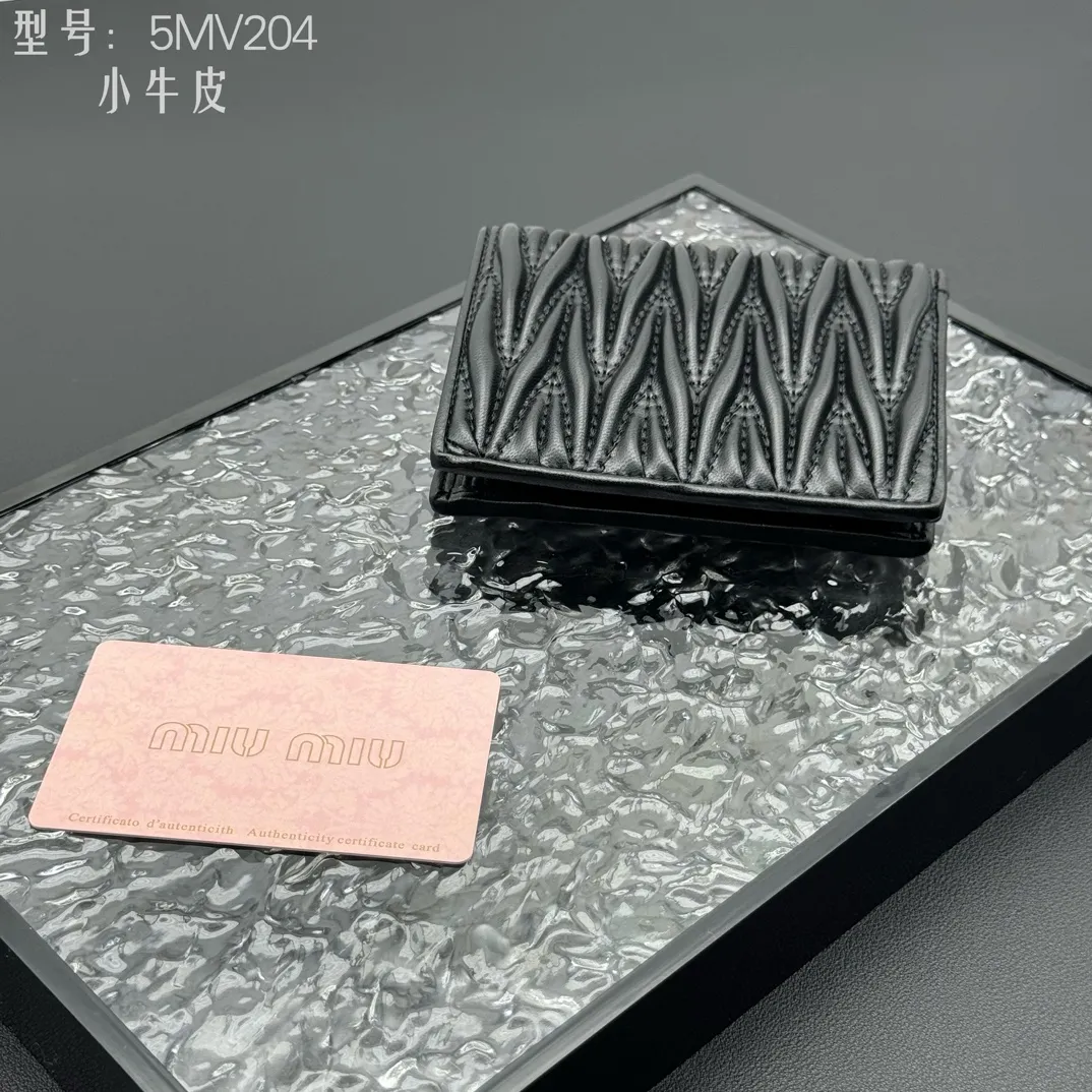 💰160 💎Upgraded original # (quality is comparable to the original) New version of pocket wallet, two-layer cowhide, built-in small sachet 💗pocket wallet💗New small wallet at the counter🔥💃💃Imported top-grade cowhide inside and outside 🐮Hundred-yuan bills, bank cards, coins, and change can be collected in it Model: 5MV204 Size: 11.5 X8 cm