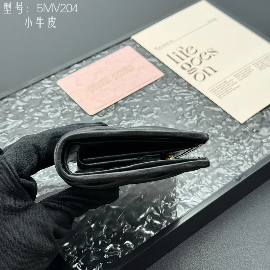 💰160 💎Upgraded original # (quality is comparable to the original) New version of pocket wallet, two-layer cowhide, built-in small sachet 💗pocket wallet💗New small wallet at the counter🔥💃💃Imported top-grade cowhide inside and outside 🐮Hundred-yuan bills, bank cards, coins, and change can be collected in it Model: 5MV204 Size: 11.5 X8 cm