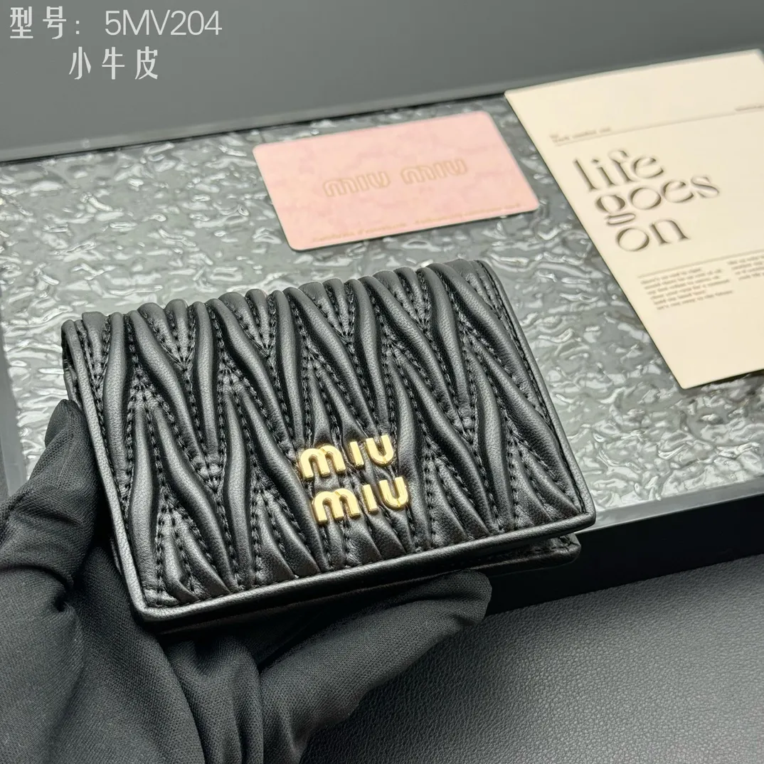 💰160 💎Upgraded original # (quality is comparable to the original) New version of pocket wallet, two-layer cowhide, built-in small sachet 💗pocket wallet💗New small wallet at the counter🔥💃💃Imported top-grade cowhide inside and outside 🐮Hundred-yuan bills, bank cards, coins, and change can be collected in it Model: 5MV204 Size: 11.5 X8 cm