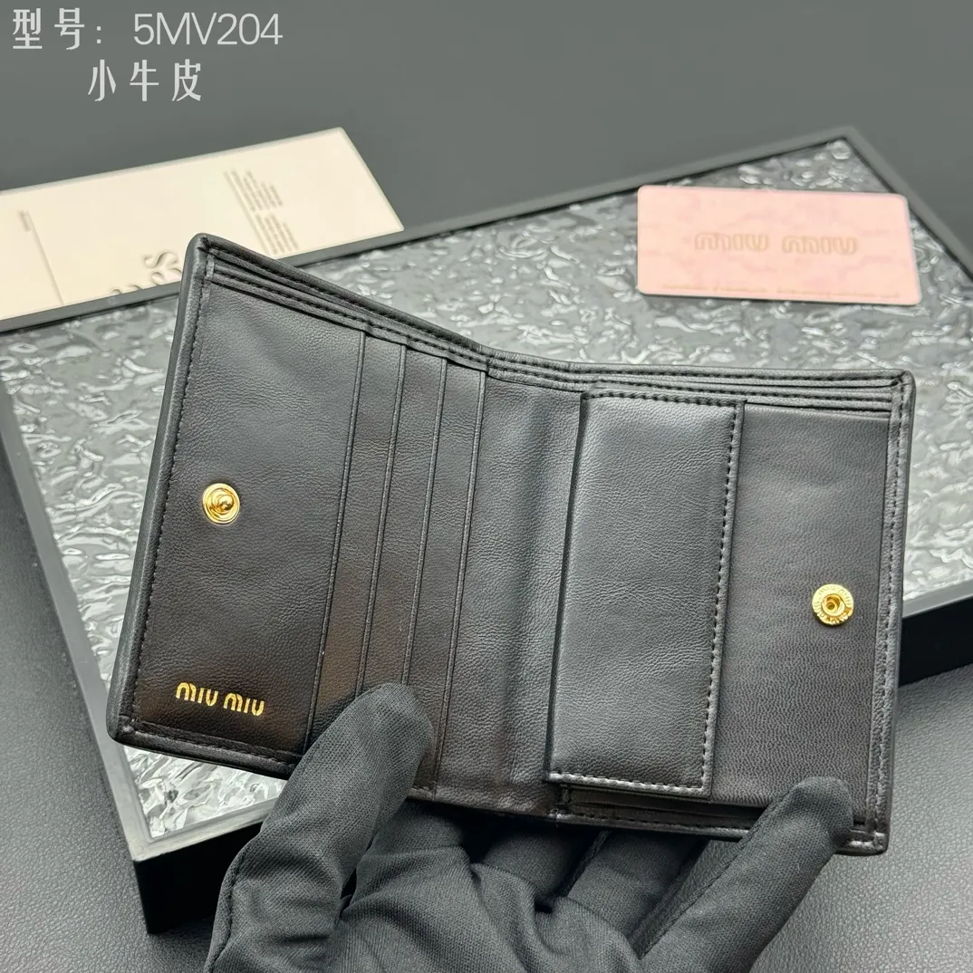 💰160 💎Upgraded original # (quality is comparable to the original) New version of pocket wallet, two-layer cowhide, built-in small sachet 💗pocket wallet💗New small wallet at the counter🔥💃💃Imported top-grade cowhide inside and outside 🐮Hundred-yuan bills, bank cards, coins, and change can be collected in it Model: 5MV204 Size: 11.5 X8 cm
