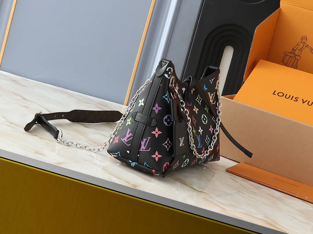 💰220💰Upgraded from the original M13014 M24860. This CarryAll BB handbag is made of Monogram canvas and decorated with Monogram flowers on the dazzling chain, lighting up day and night occasions with a trendy look. A leather name tag complements the lace-up closure, and an interior zippered pocket provides easy access to your credit cards. Dimensions: 26.0 x 17.0 x 10.0 cm (length x height x width)