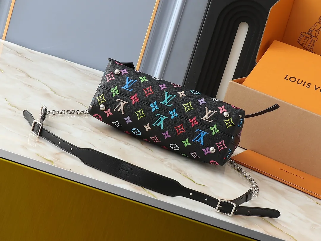 💰220💰Upgraded from the original M13014 M24860. This CarryAll BB handbag is made of Monogram canvas and decorated with Monogram flowers on the dazzling chain, lighting up day and night occasions with a trendy look. A leather name tag complements the lace-up closure, and an interior zippered pocket provides easy access to your credit cards. Dimensions: 26.0 x 17.0 x 10.0 cm (length x height x width)