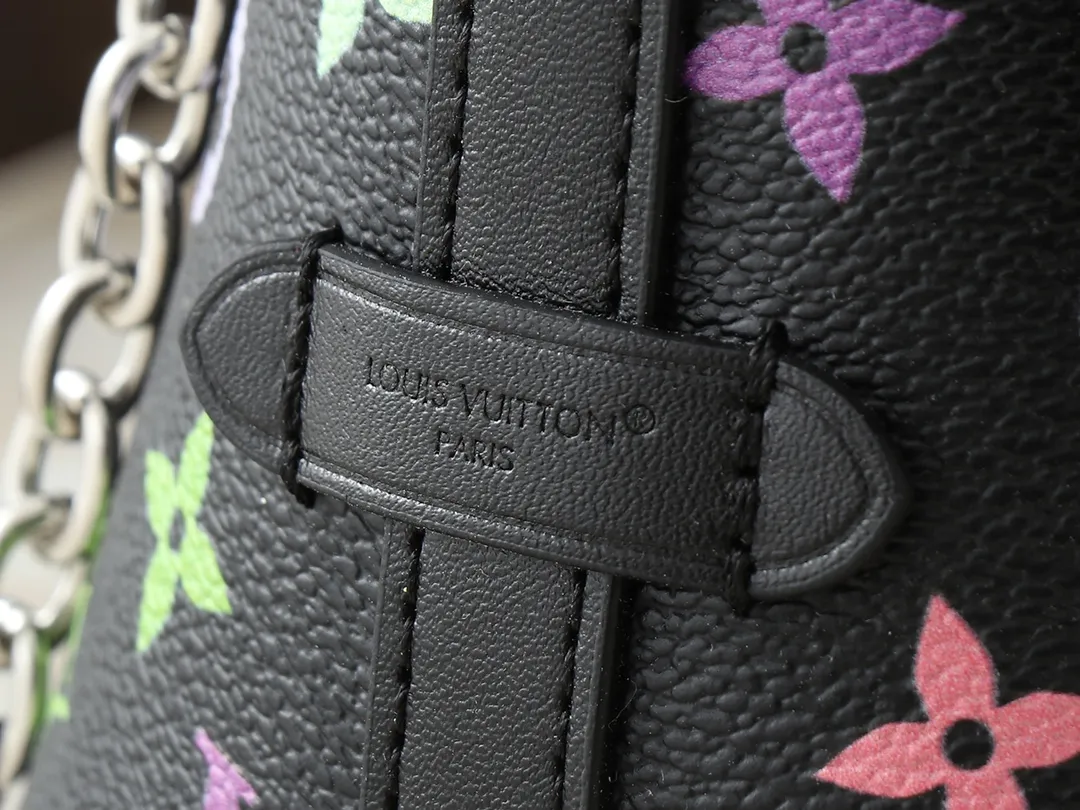 💰220💰Upgraded from the original M13014 M24860. This CarryAll BB handbag is made of Monogram canvas and decorated with Monogram flowers on the dazzling chain, lighting up day and night occasions with a trendy look. A leather name tag complements the lace-up closure, and an interior zippered pocket provides easy access to your credit cards. Dimensions: 26.0 x 17.0 x 10.0 cm (length x height x width)