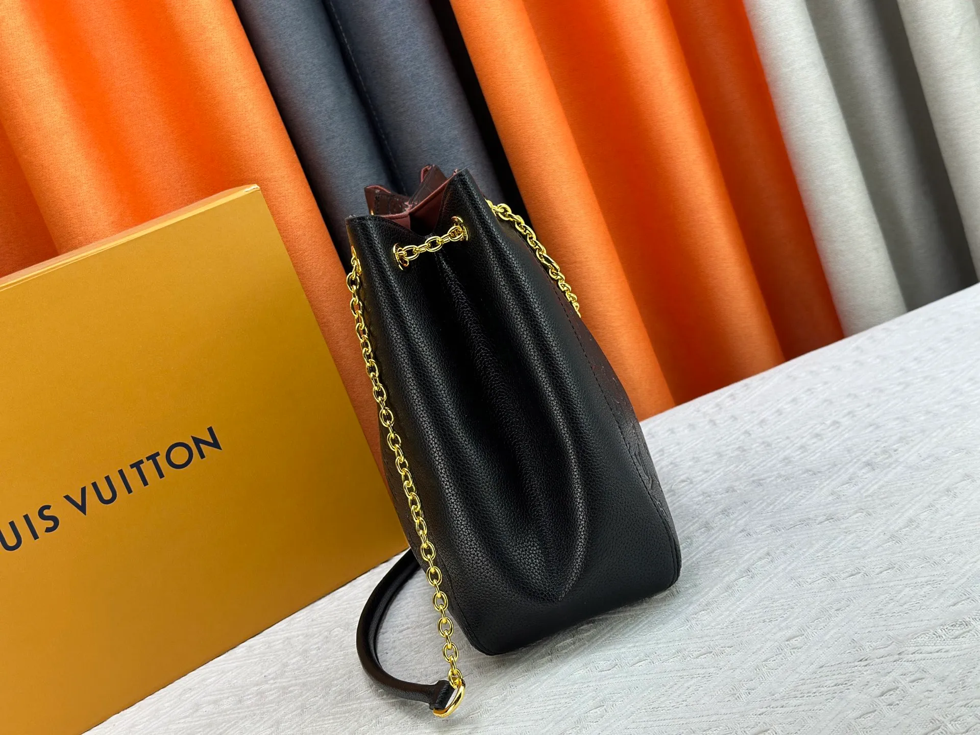 P280 P260 Model No. M14414 M14659 M14234 M This Anytime medium handbag recalls the Promenade handbag that was born in 1988, making it a perfect choice for daily commuting and weekend outings. The Monogram Empreinte leather bag is embellished with shiny metal hardware, and the LV padlock can be hung from the sliding chain shoulder strap, making it easy to explore a variety of styling possibilities and carrying methods. Cow leather - Cow leather trim - Fabric lining - Metal hardware - Magnetic closure - Decorative padlock - Large front pocket - Zipper pocket - Can hold a 13-inch laptop, 6.7-inch smartphone, Sarah long wallet, notebook, sunglasses and keys - Chain: sliding to adjust, not removable! ! Model: M14658; Size: large 42x27x14CM, small 20×13×34cm