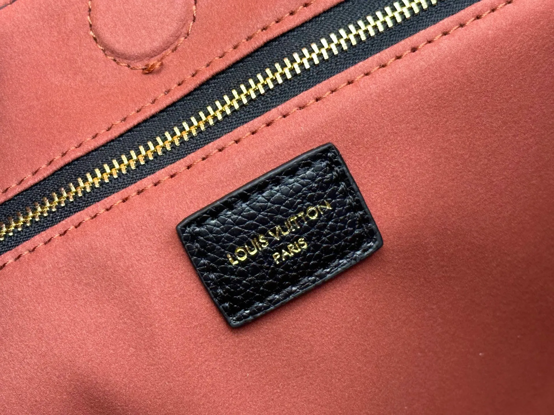 P280 P260 Model No. M14414 M14659 M14234 M This Anytime medium handbag recalls the Promenade handbag that was born in 1988, making it a perfect choice for daily commuting and weekend outings. The Monogram Empreinte leather bag is embellished with shiny metal hardware, and the LV padlock can be hung from the sliding chain shoulder strap, making it easy to explore a variety of styling possibilities and carrying methods. Cow leather - Cow leather trim - Fabric lining - Metal hardware - Magnetic closure - Decorative padlock - Large front pocket - Zipper pocket - Can hold a 13-inch laptop, 6.7-inch smartphone, Sarah long wallet, notebook, sunglasses and keys - Chain: sliding to adjust, not removable! ! Model: M14658; Size: large 42x27x14CM, small 20×13×34cm
