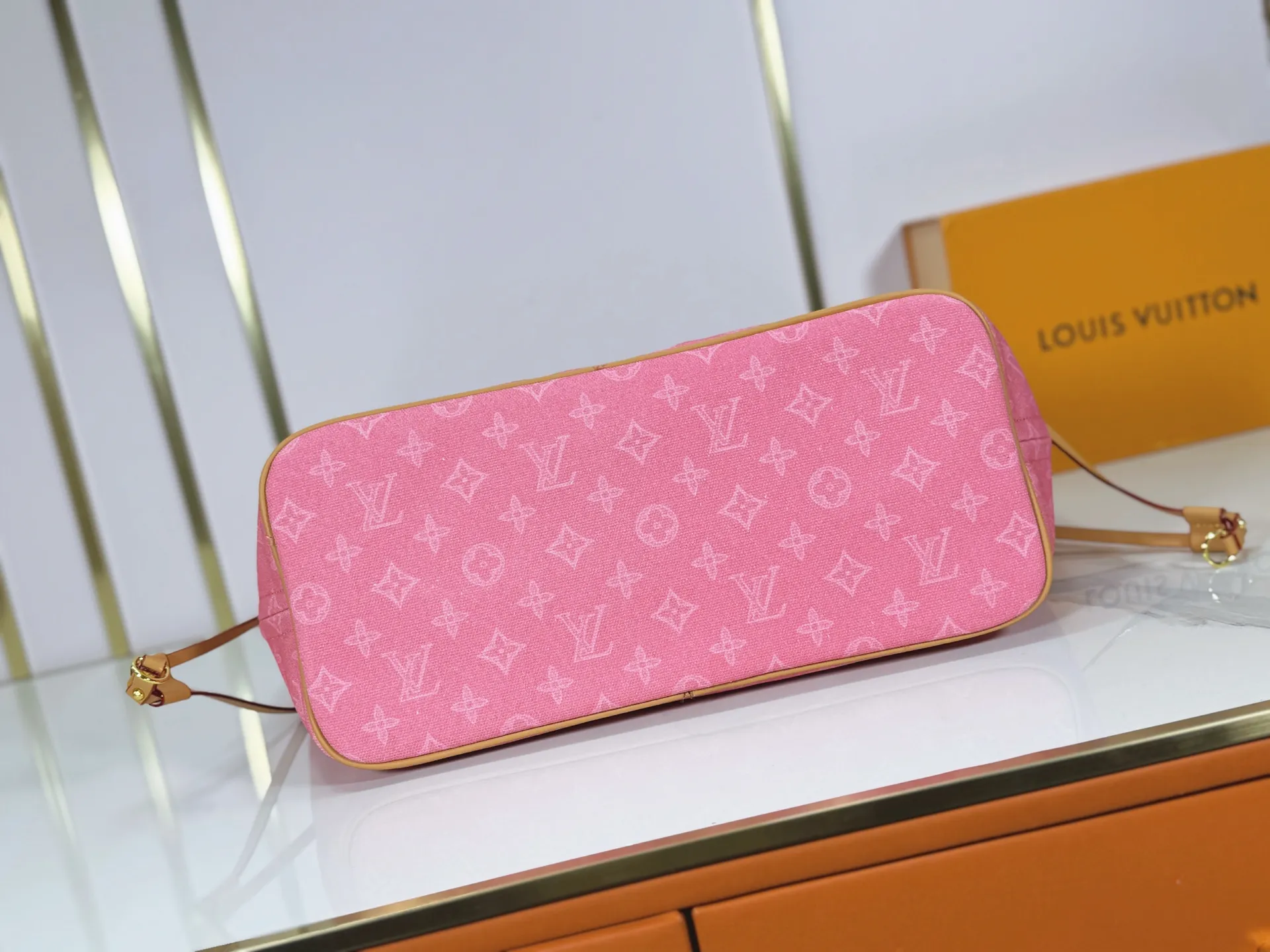 P240 upgraded original M45685 M40995 M27521💋💋Louis Vuitton's new Neverfull is a new interpretation of the classic handbag, exploring the exquisite details inside the bag. Redesigned interior pockets feature fresh fabric linings and vintage details inspired by the Louis Vuitton archives, most notably the detachable zippered clutch, which can be used on its own as a sophisticated clutch or as an additional pocket. Bright lining tones add a more lively feel to Monogram's classic canvas. Size: 32*29*17 cm