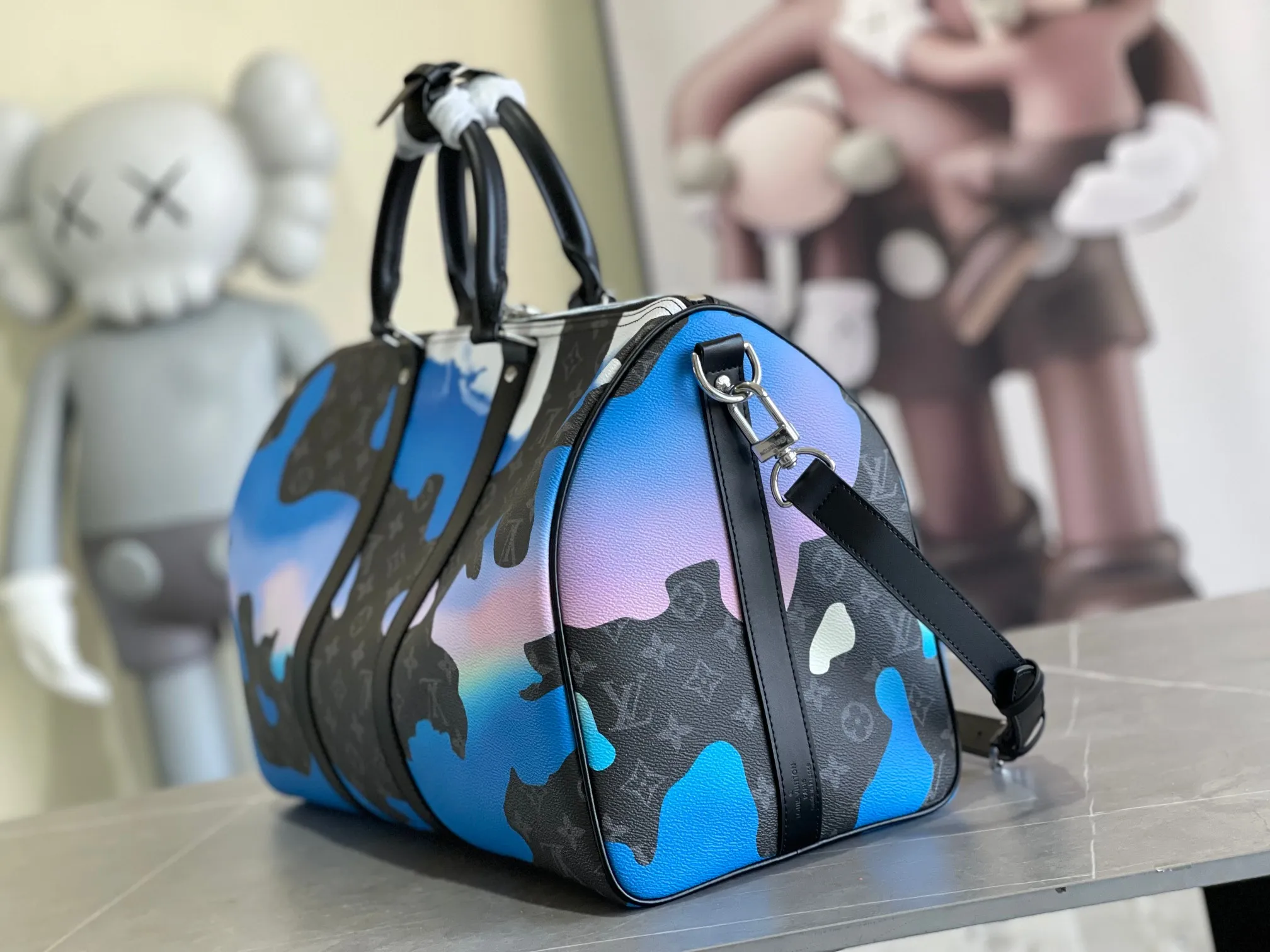 💰1340 Top original order 46356 Louis Vuitton classic Keepall 45 size travel bag model number 46356 dip-dyed in pastel colors like the rising sun, welcoming the 2022 spring with vitality. Monogram canvas has a soft sheen and is large enough for carry-on luggage without sacrificing storage space. Detailed Features 45 x 27 x 20 cm (Length x Height x Width) Monogram coated canvas Cow leather trim Textile lining Metal hardware Zip closure Large main compartment Zippered interior pocket Removable name tag Carry-on baggage dimensions