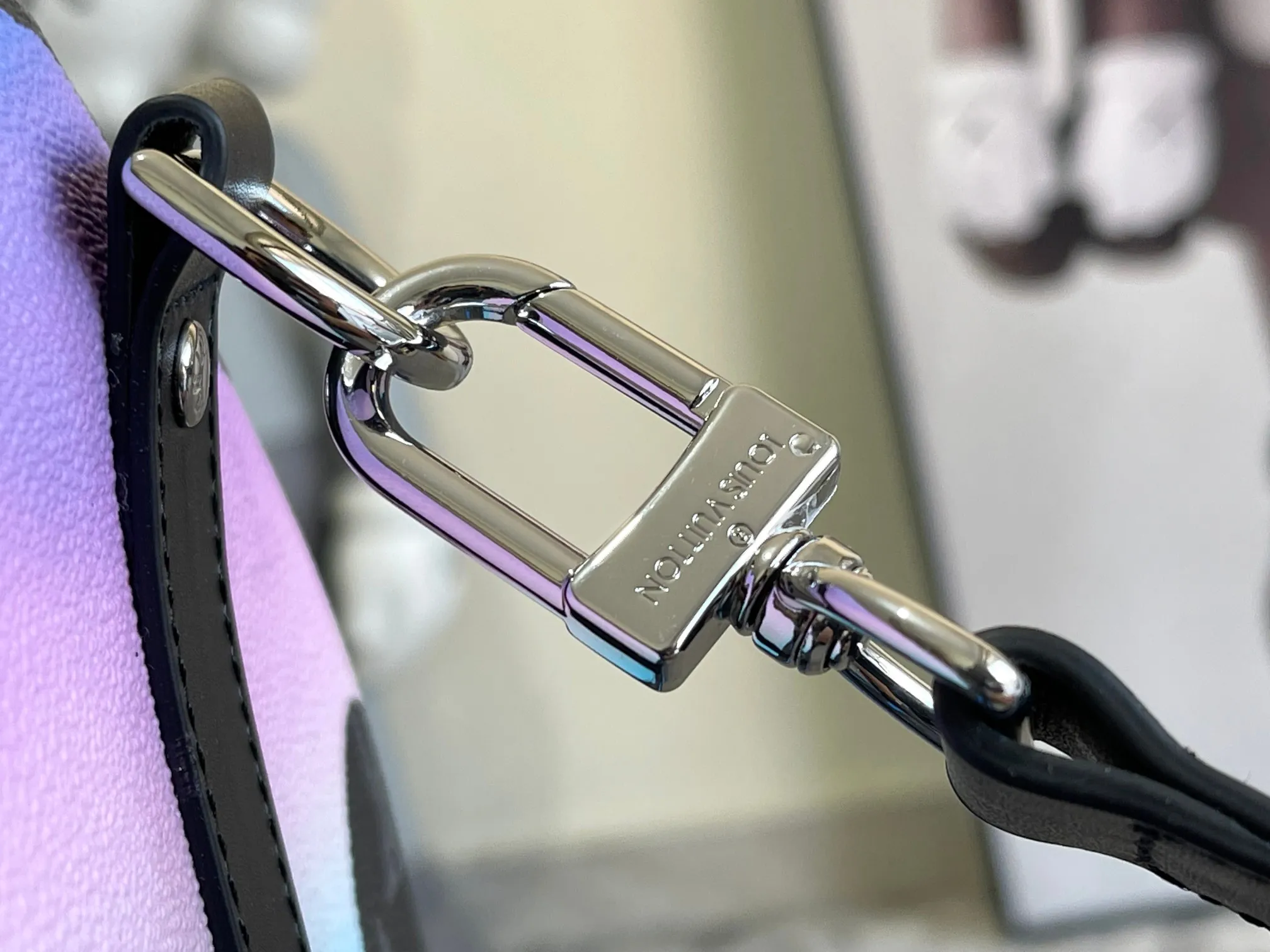 💰1340 Top original order 46356 Louis Vuitton classic Keepall 45 size travel bag model number 46356 dip-dyed in pastel colors like the rising sun, welcoming the 2022 spring with vitality. Monogram canvas has a soft sheen and is large enough for carry-on luggage without sacrificing storage space. Detailed Features 45 x 27 x 20 cm (Length x Height x Width) Monogram coated canvas Cow leather trim Textile lining Metal hardware Zip closure Large main compartment Zippered interior pocket Removable name tag Carry-on baggage dimensions